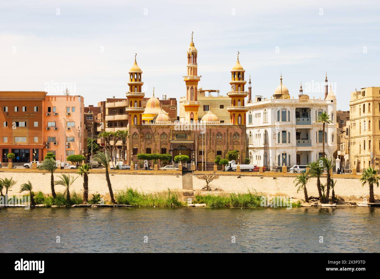 Esna Moschee am Ufer des Nils, Esna, Ägypten Stockfoto