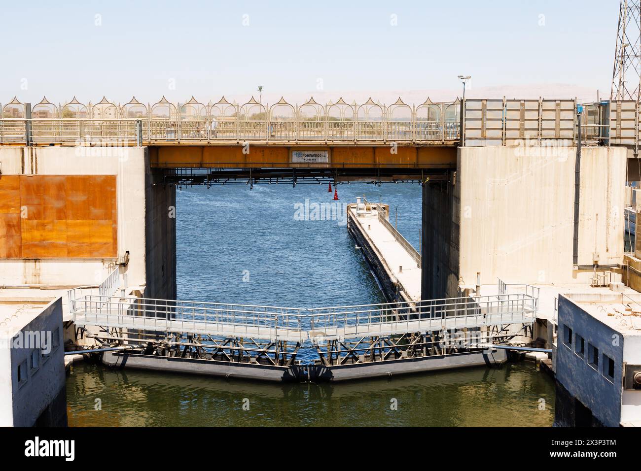 Nilkreuzschiff in der Neuen Brücke, Strombrücke, Schleuse in Esna am Nil.Ägypten Stockfoto