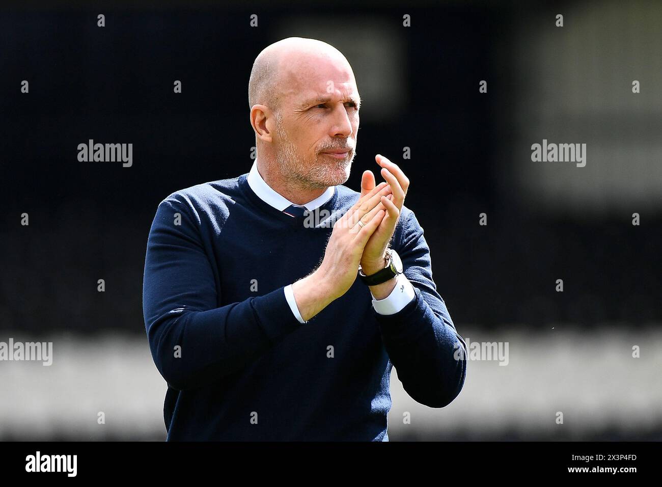 Rangers-Manager Philippe Clement lobt die Fans nach dem Cinch-Premiership-Spiel im SMISA-Stadion Paisley. Bilddatum: Sonntag, 28. April 2024. Stockfoto