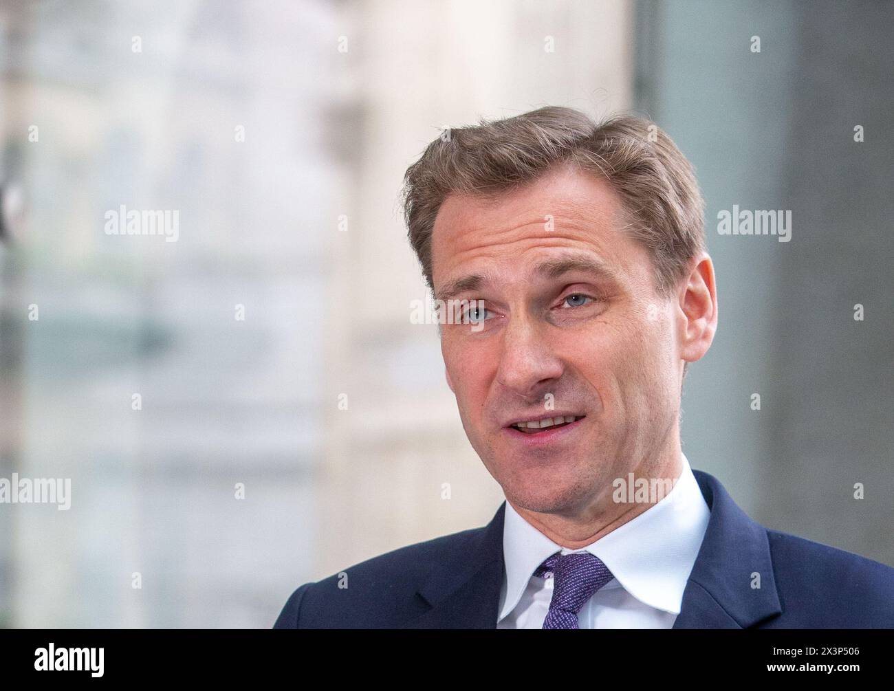 London, Vereinigtes Königreich. April 2024. Polizeiminister Chris Philp wird vor der BBC gesehen, nachdem er am Sonntag mit Laura Kuenssberg Show auftrat. Credit: Tayfun Salci / Alamy Live News Stockfoto