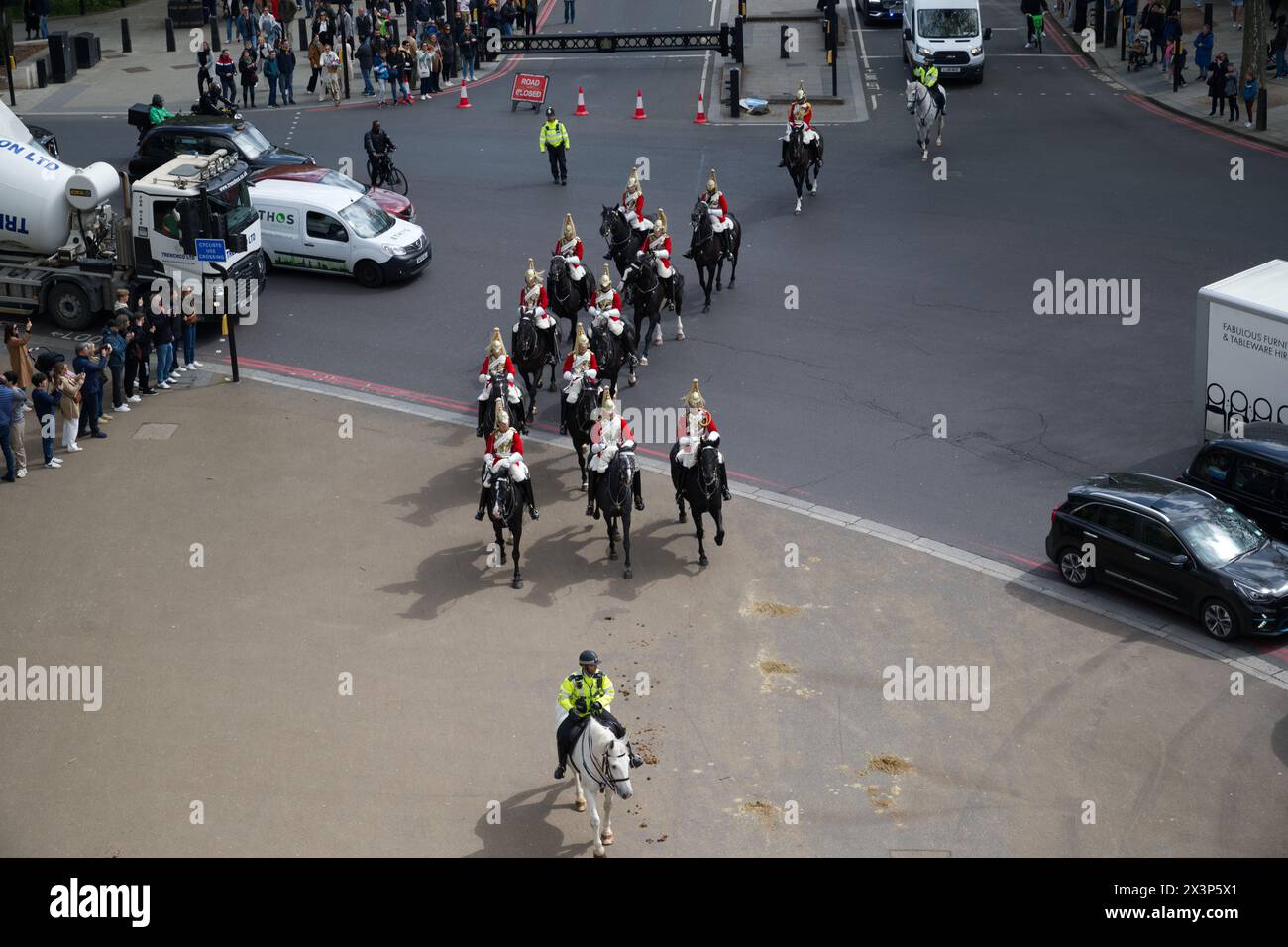 Die Life Guards of the Household Cavalry reiten vom Constitution Hill und unter Wellington Arch Stockfoto