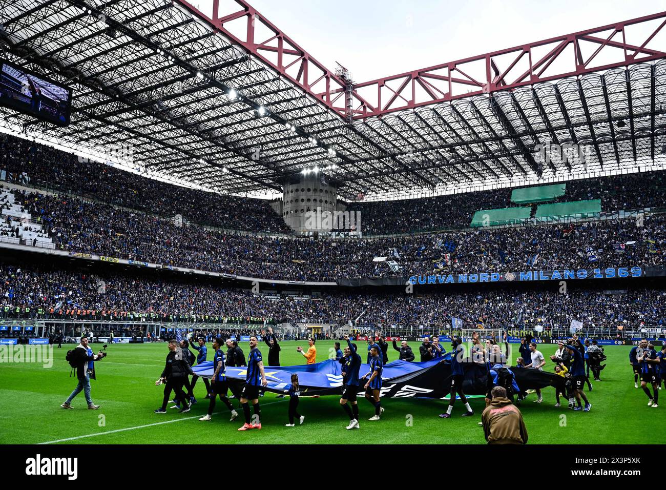 Mailand, Italien. April 2024. Inter vs Torino nella foto la squadra Inter celebra la vittoria del 20mo Scudetto, durante la parata in Bus nelle vie della citta di Milano, Mailand 28-04-2024 Corso Liberazione, foto Tiziano Ballabio/AGENZIA ALDO Liverani SAS/AGENZIA ALDO LIVERANI SAS Credit: Unabhängige Fotoagentur/ALAMY Live News Stockfoto