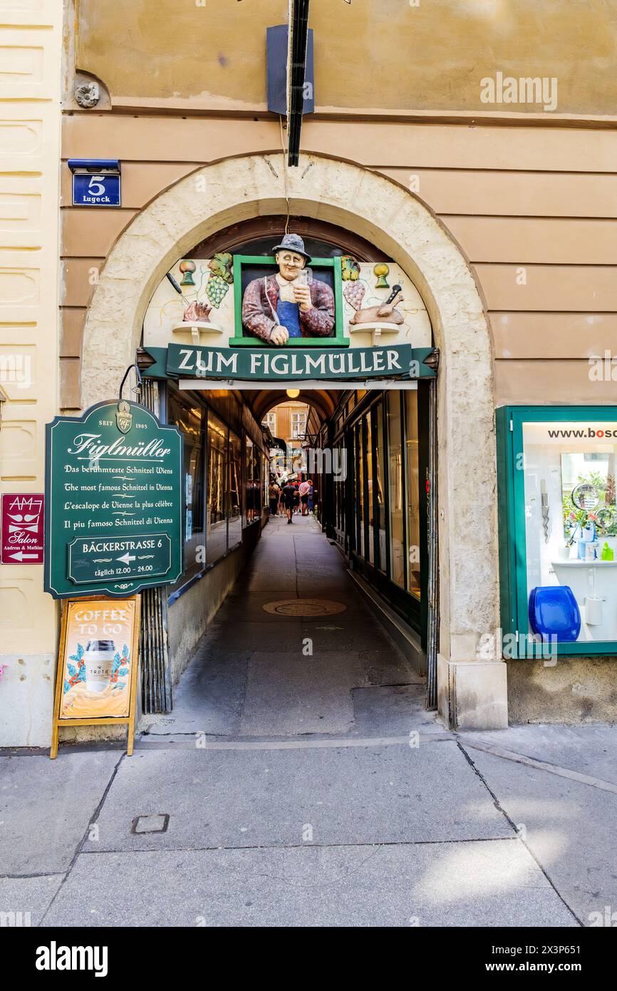Wien, Österreich. An der Eingangstür einer schmalen Straße, dem alten Zeichen des Fieglmüller Restaurants, in der Bäckerstraße, im historischen Zentrum der Stockfoto Wien, Österreich. An der Eingangstür einer schmalen Straße, dem alten Zeichen des Fieglmüller Restaurants, in der Bäckerstraße, im historischen Zentrum der Stockfoto