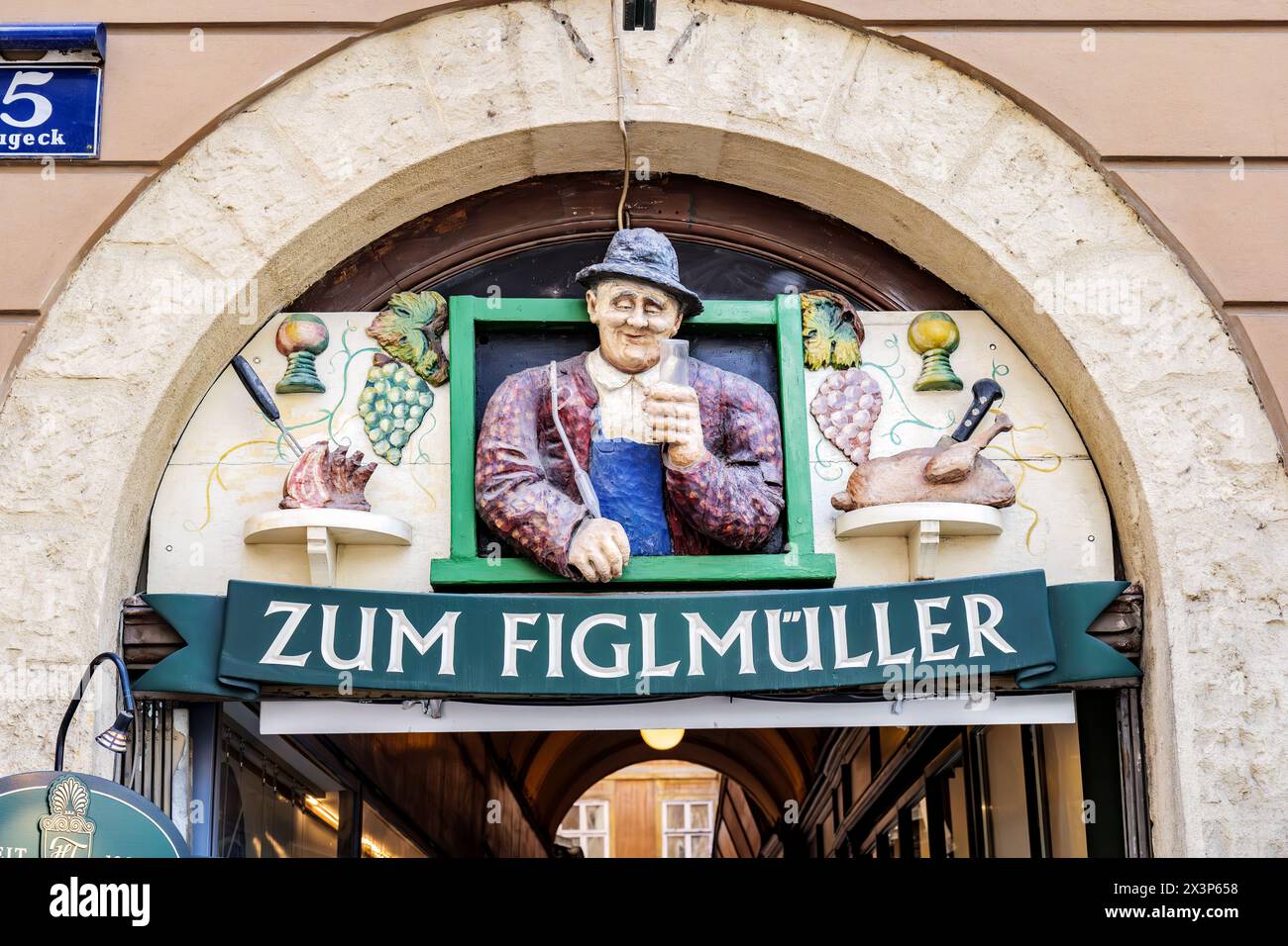 Wien, Österreich. An der Eingangstür einer schmalen Straße, dem alten Zeichen des Fieglmüller Restaurants, in der Bäckerstraße, im historischen Zentrum der Stockfoto Wien, Österreich. An der Eingangstür einer schmalen Straße, dem alten Zeichen des Fieglmüller Restaurants, in der Bäckerstraße, im historischen Zentrum der Stockfoto