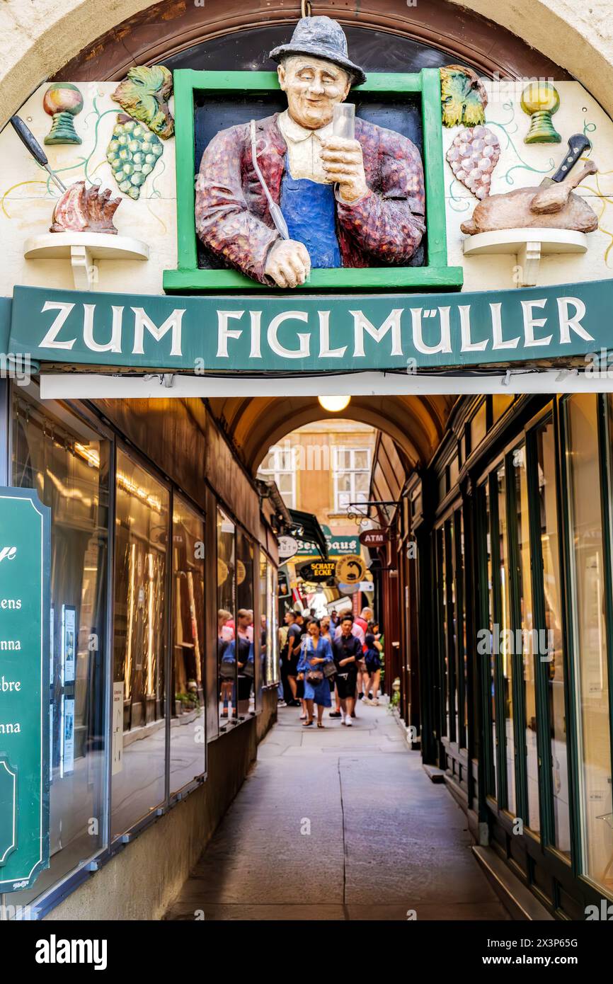 Wien, Österreich. An der Eingangstür einer schmalen Straße, dem alten Zeichen des Fieglmüller Restaurants, in der Bäckerstraße, im historischen Zentrum der Stockfoto Wien, Österreich. An der Eingangstür einer schmalen Straße, dem alten Zeichen des Fieglmüller Restaurants, in der Bäckerstraße, im historischen Zentrum der Stockfoto