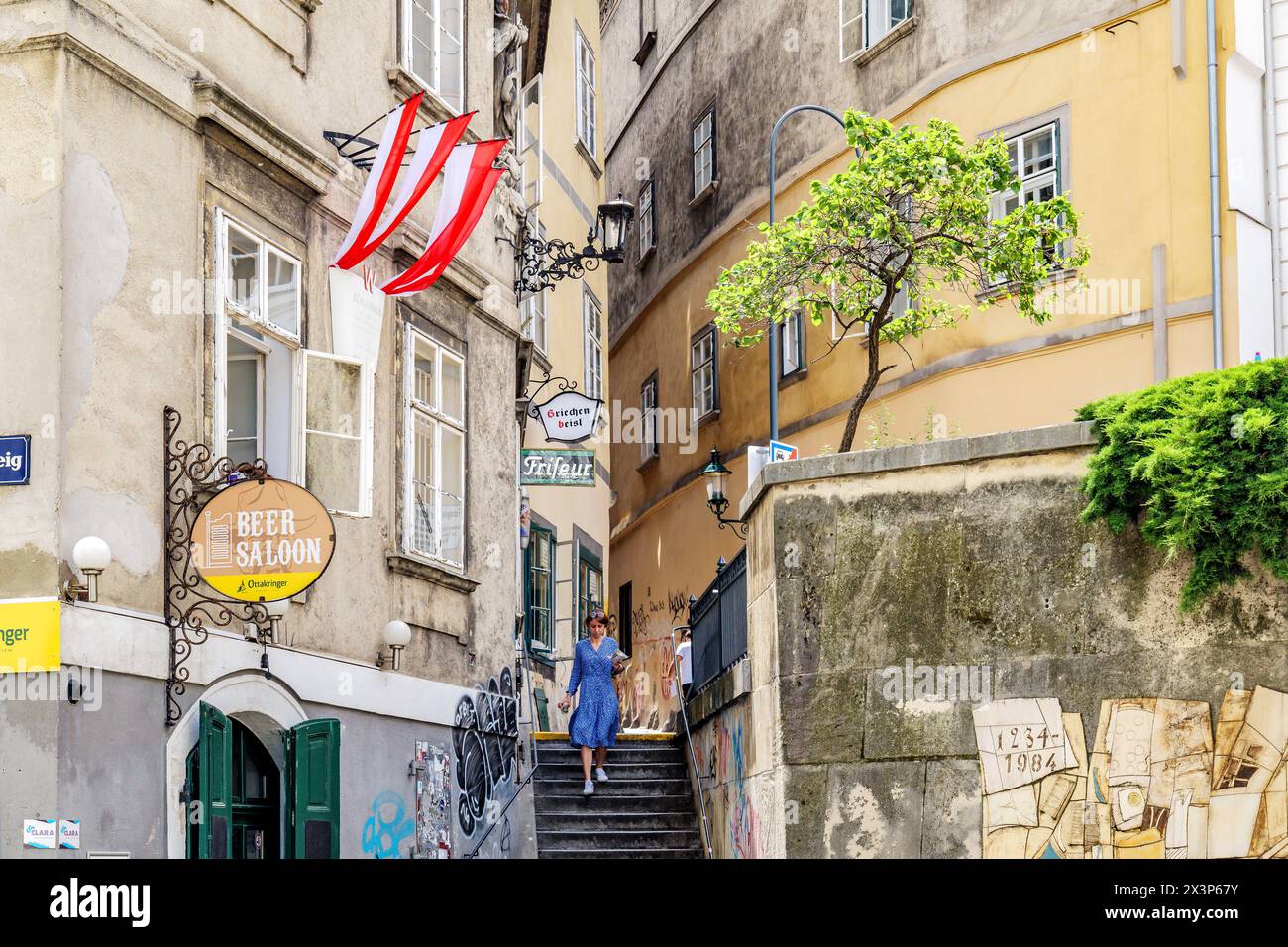 Wien, Österreich. Blick auf die Griechengasse als junge Frau die alte Treppe hinunter in Richtung Hafnersteig. 02.08.2023. Stockfoto