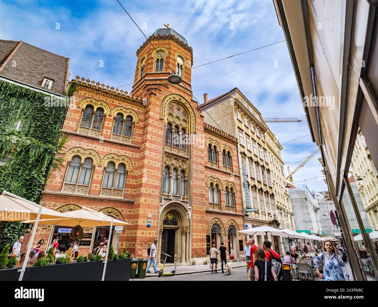Wien, Österreich. Fassade der Dreifaltigkeitskirche, griechisch-orthodoxe Kirche, in der Fleischmarkt Straße, im historischen Stadtzentrum. 02.08.2023. Stockfoto Wien, Österreich. Fassade der Dreifaltigkeitskirche, griechisch-orthodoxe Kirche, in der Fleischmarkt Straße, im historischen Stadtzentrum. 02.08.2023. Stockfoto