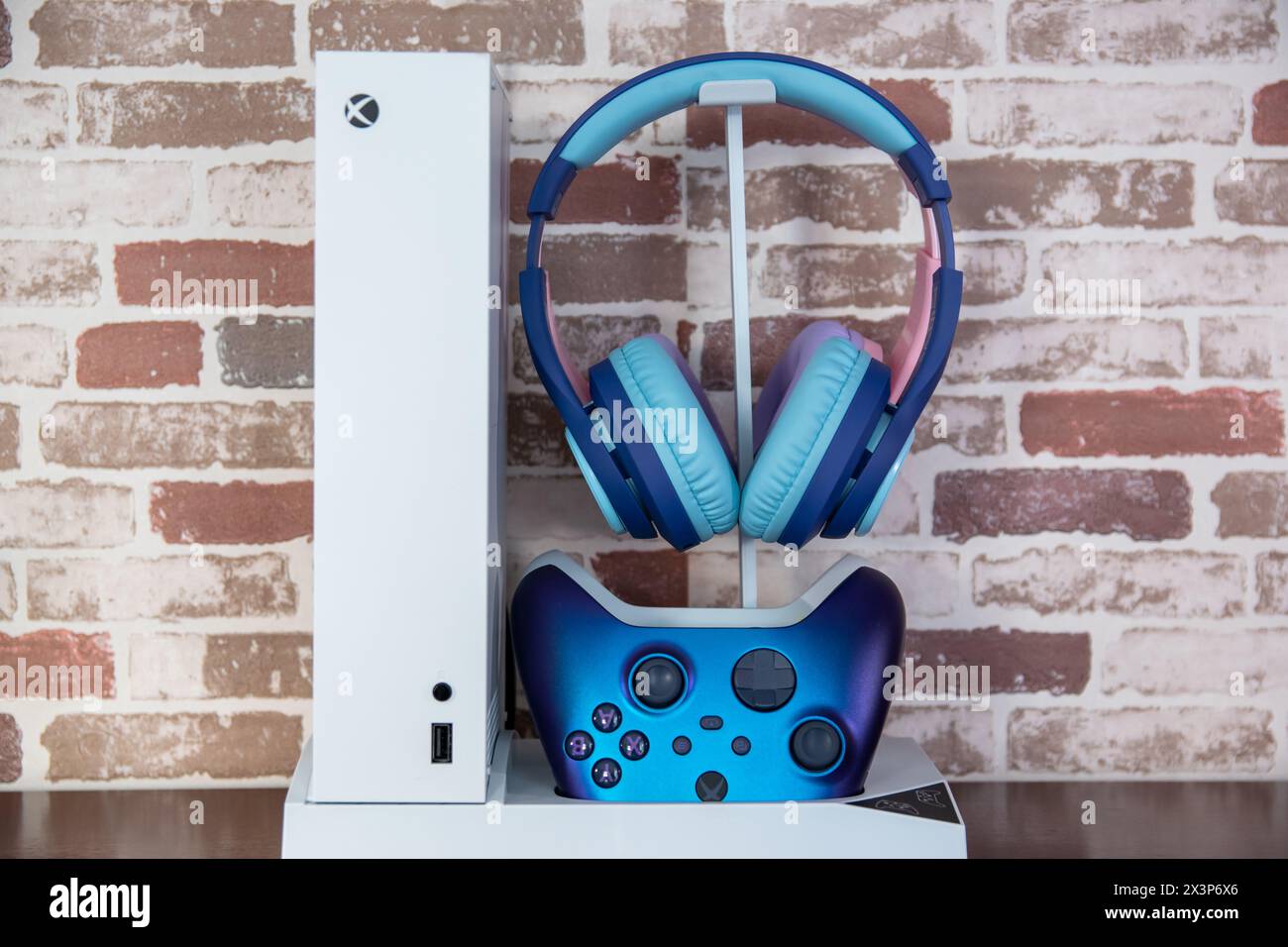 Weiße Spielekonsolen für die Xbox Series X und Xbox Series S. zum Spielen von Videospielen. Stockfoto