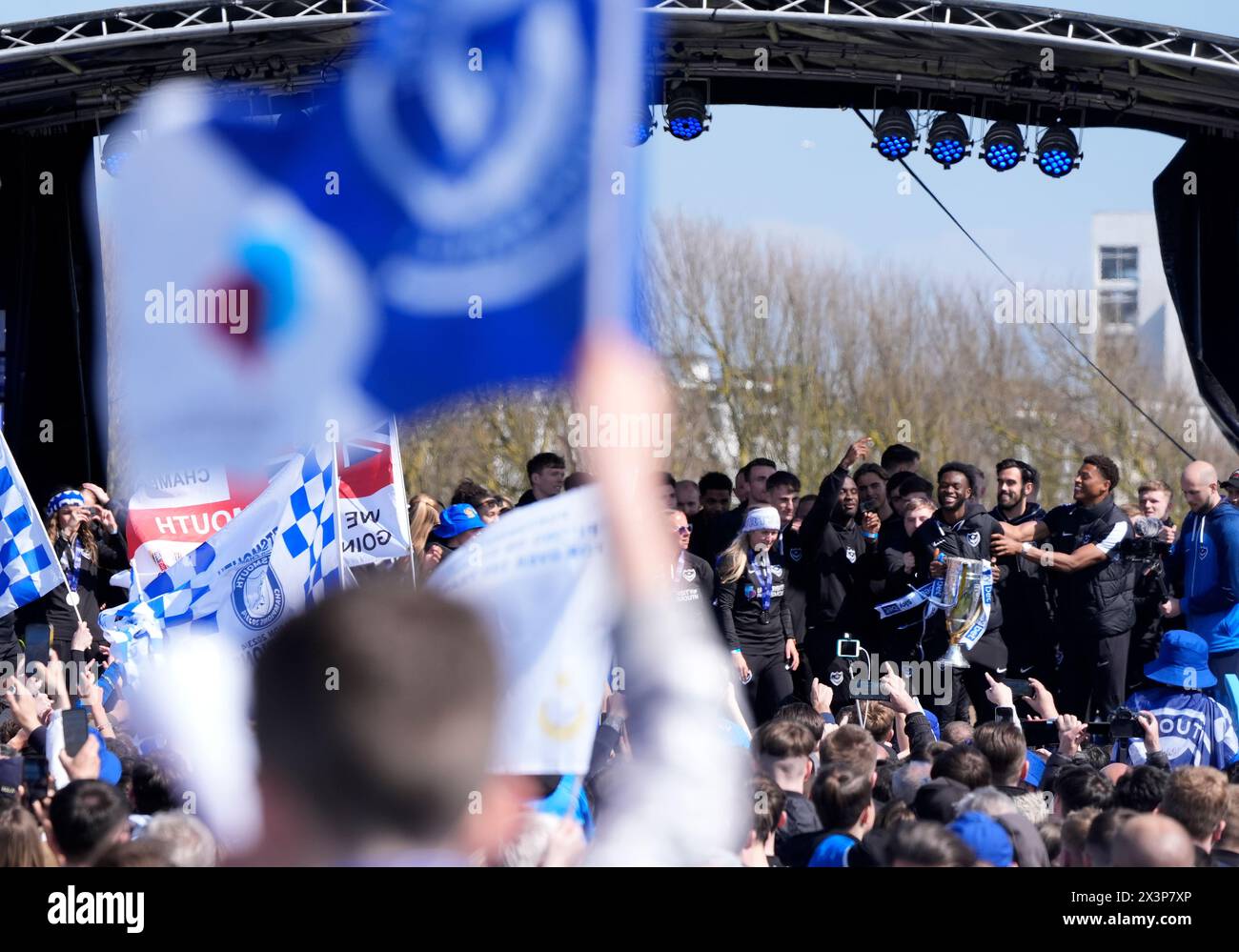 Portsmouth Spieler mit der Trophäe während einer Feier im Southsea Common in Portsmouth, um den Gewinn des Titels der Sky Bet League One zu feiern. Bilddatum: Sonntag, 28. April 2024. Stockfoto