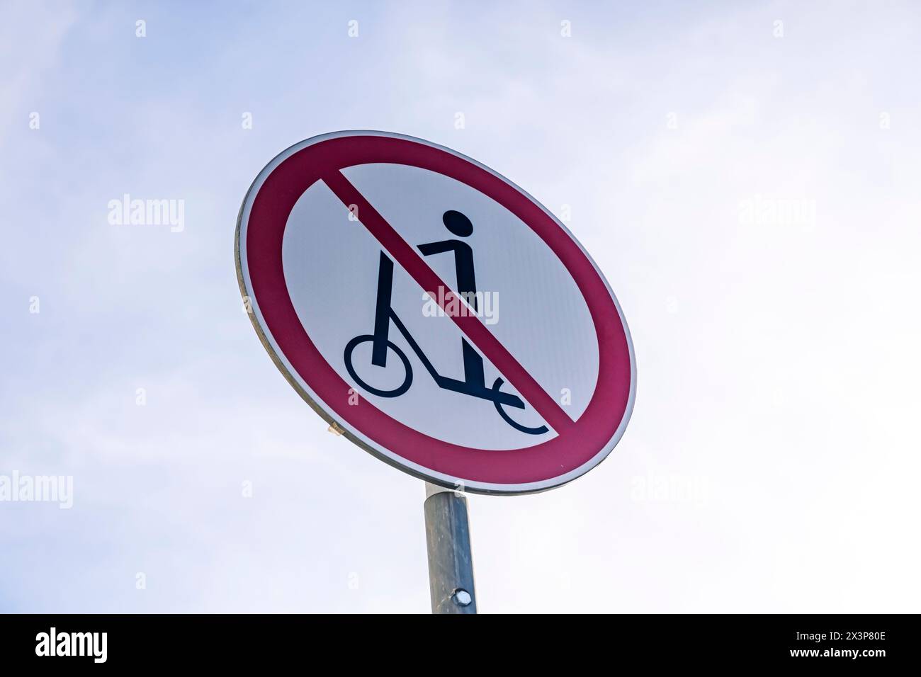 Roller-Verbot. Schild, das die Bewegung auf einem Roller auf einer Stadtstraße verbietet. Hochwertige Fotos Stockfoto