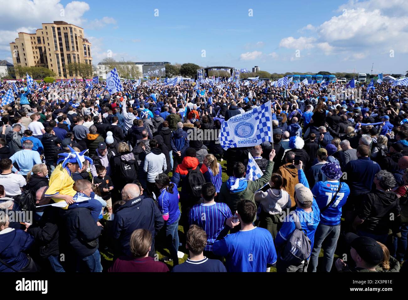 Portsmouth Fans bei einer Feier im Southsea Common in Portsmouth, um den Titel der Sky Bet League One zu feiern. Bilddatum: Sonntag, 28. April 2024. Stockfoto