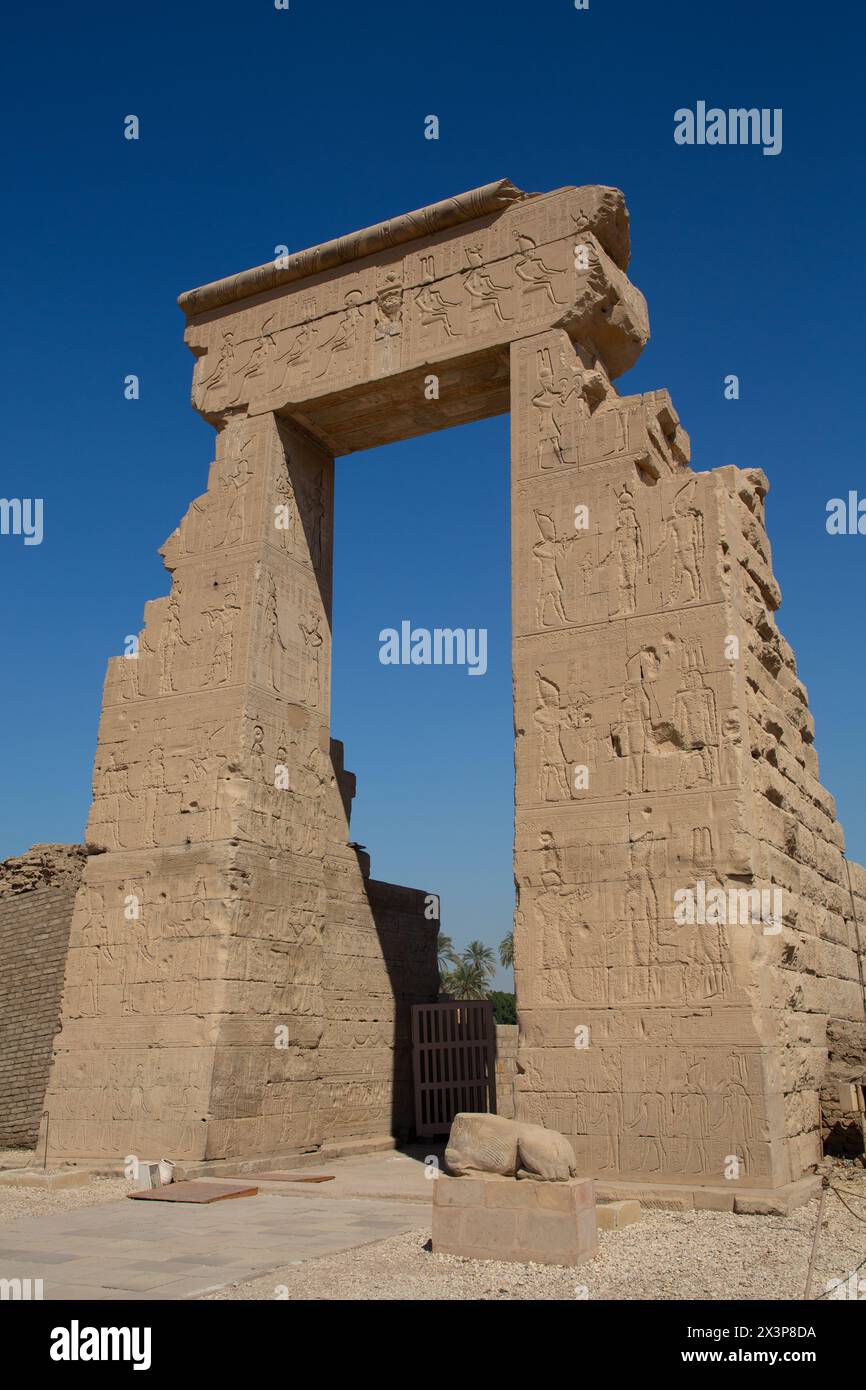 Tor von Domitian und Trajan, Dendera-Tempel von Hathor, UNESCO-Weltkulturerbe (vorläufige Liste), Quena, Ägypten Stockfoto