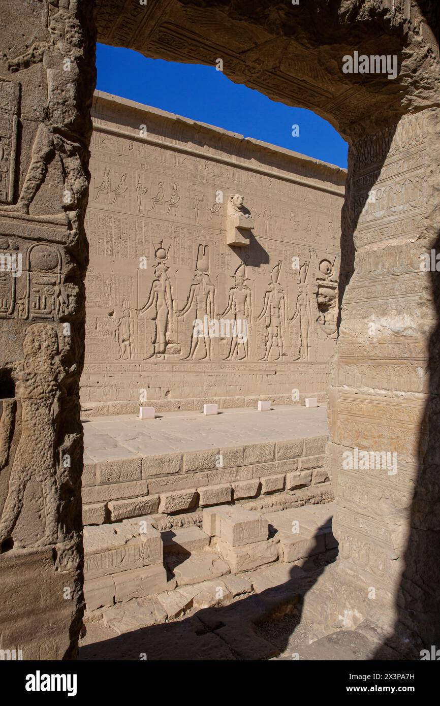 Reliefs von Kleopatra VII. Und ihrem Sohn von Julius Cäsar (Ptolemaios XV. Cäsar) im Dendera-Tempelkomplex in Oberägypten Stockfoto