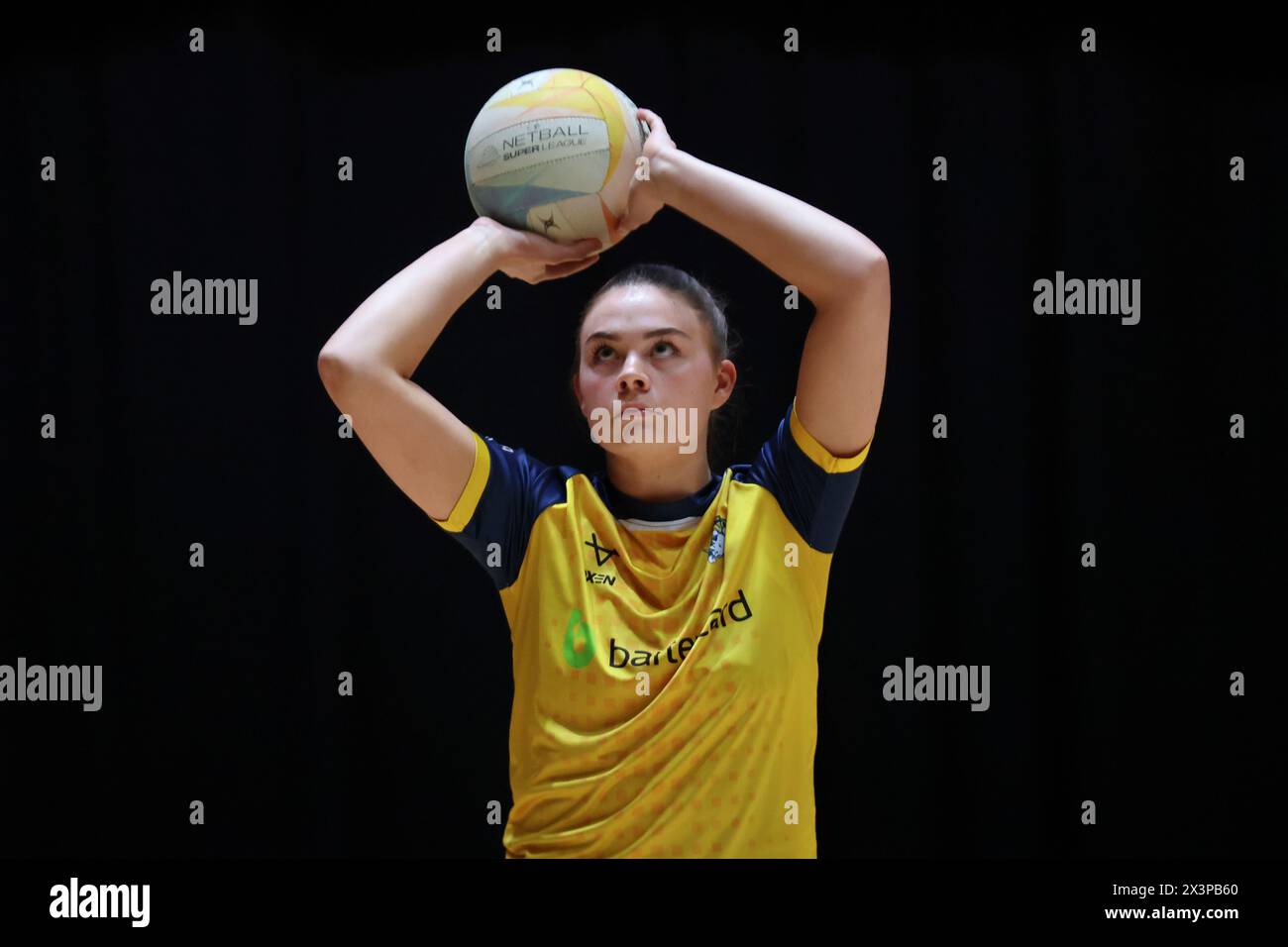 Leeds, Großbritannien. April 2024. First Direct Arena, Leeds, West Yorkshire, 28. April 2024. Netball Super League Leeds Rhinos vs Loughborough Lightning Harriet Jones of Leeds Rhinos ist dem Spiel voraus. Quelle: Touchlinepics/Alamy Live News Stockfoto