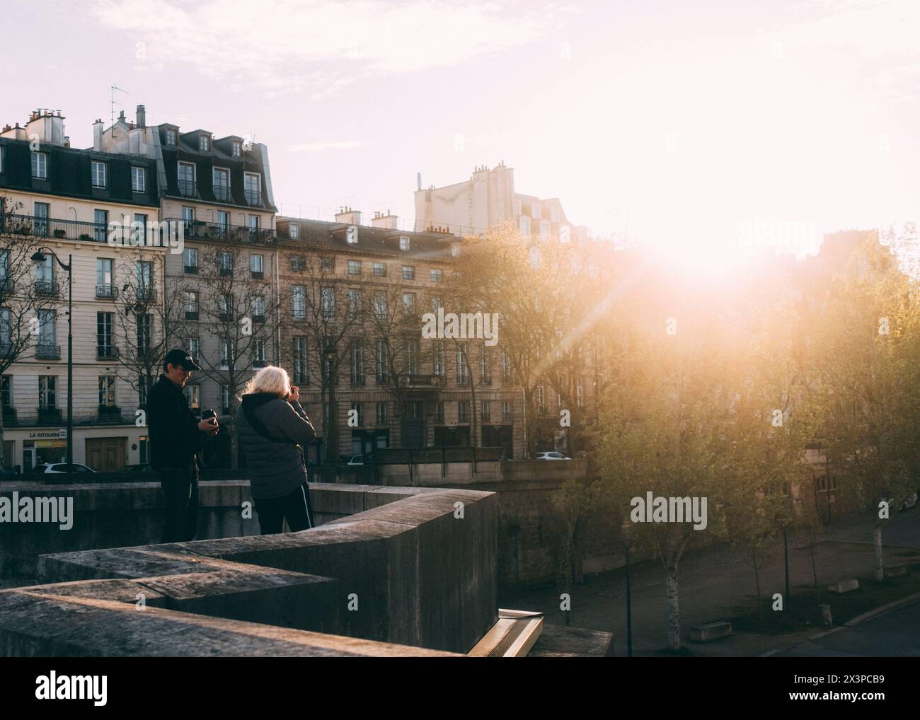 Paris, 02.04.2024: Travelpictures, Sunset. Stockfoto