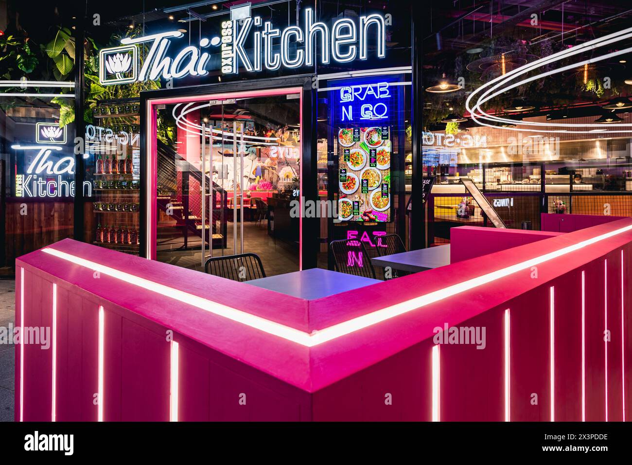 Neonbeleuchtetes Interieur des Thai Express Kitchen Restaurants im St James Quarter, Edinburgh, Schottland, UK Stockfoto