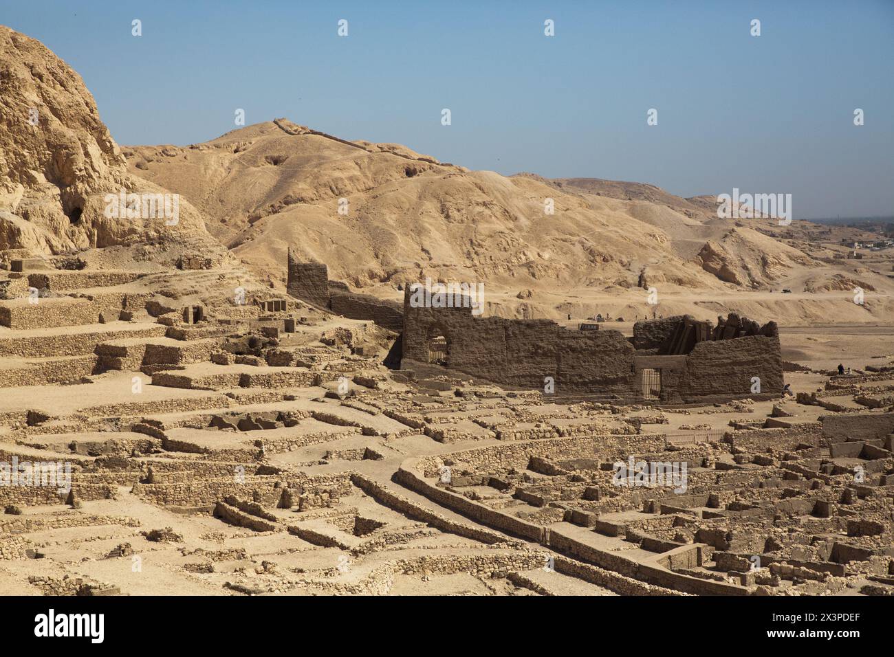 Ruinen von Arbeiterdorf, Deir el-Medina, altes Theben, UNESCO-Weltkulturerbe, Luxor, Ägypten Stockfoto
