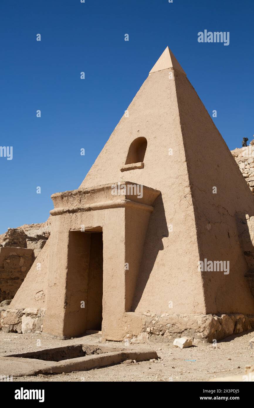 Eingang zum Grab, Deir el-Medina, altes Theben, UNESCO-Weltkulturerbe, Luxor, Ägypten Stockfoto