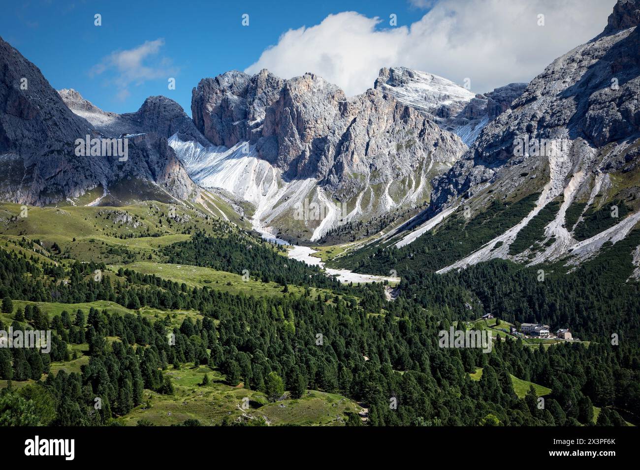 Die Geisler-Gruppe bei Wolkenstein in Gröden in den Dolomiten Norditaliens. Stockfoto