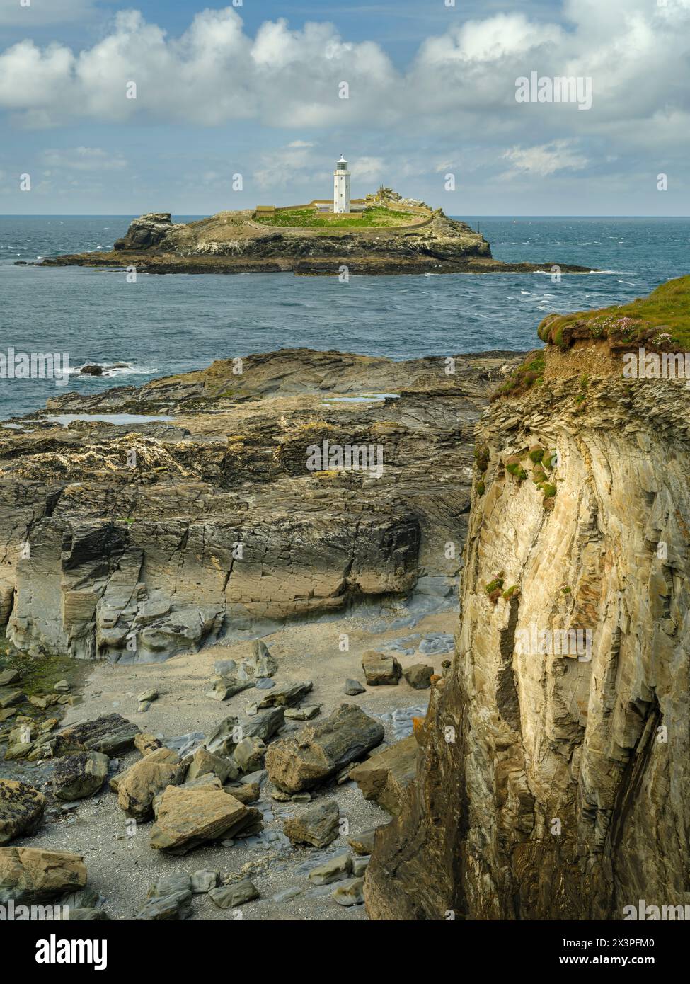 Godrevy Lighthouse, St Ives Bay, Cornwall – erbaut in den Jahren 1858–59, steht der Godrevy Lighthouse am Godrevy Head Marking Stones Reef, das viele Sch beansprucht Stockfoto