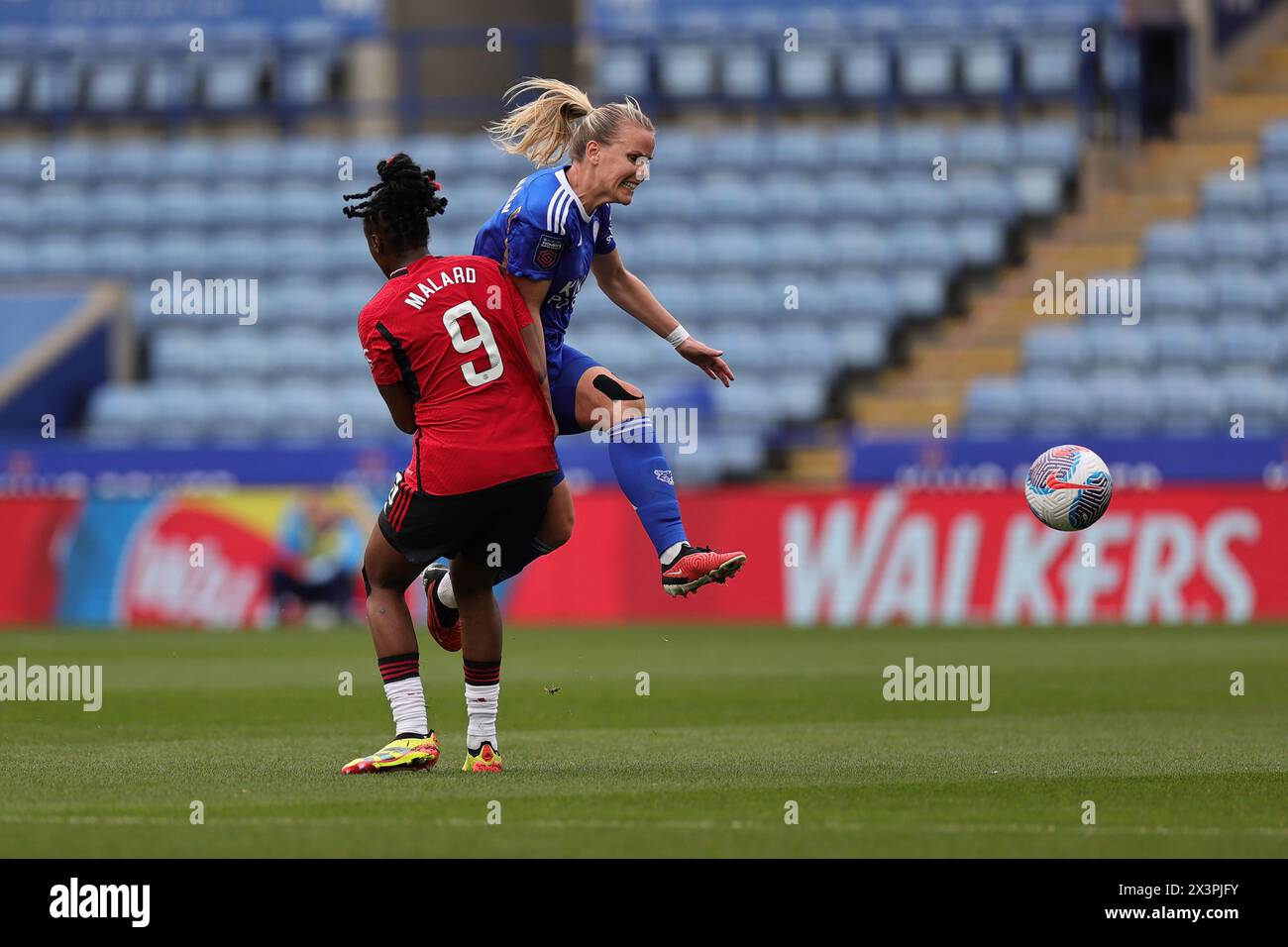 King Power Stadium, Leicester am Sonntag, den 28. April 2024. Lena Petermann von Leicester City Women und Melvine Malard von Manchester United treffen sich am Sonntag, den 28. April 2024, während des Barclays WomenÕs Super League-Spiels zwischen Leicester City und Manchester United im King Power Stadium in Leicester. (Quelle: James Holyoak / Alamy Live News) Stockfoto