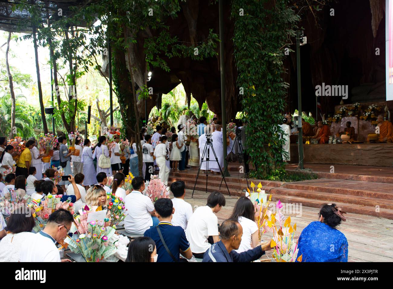 Thai-Praktizierende Meditationsreat halten sich an religiöse Regeln und spenden Bademäntel für buddhistische Priester Kloster Kathin Zeremonie im Wat Maheyon Stockfoto