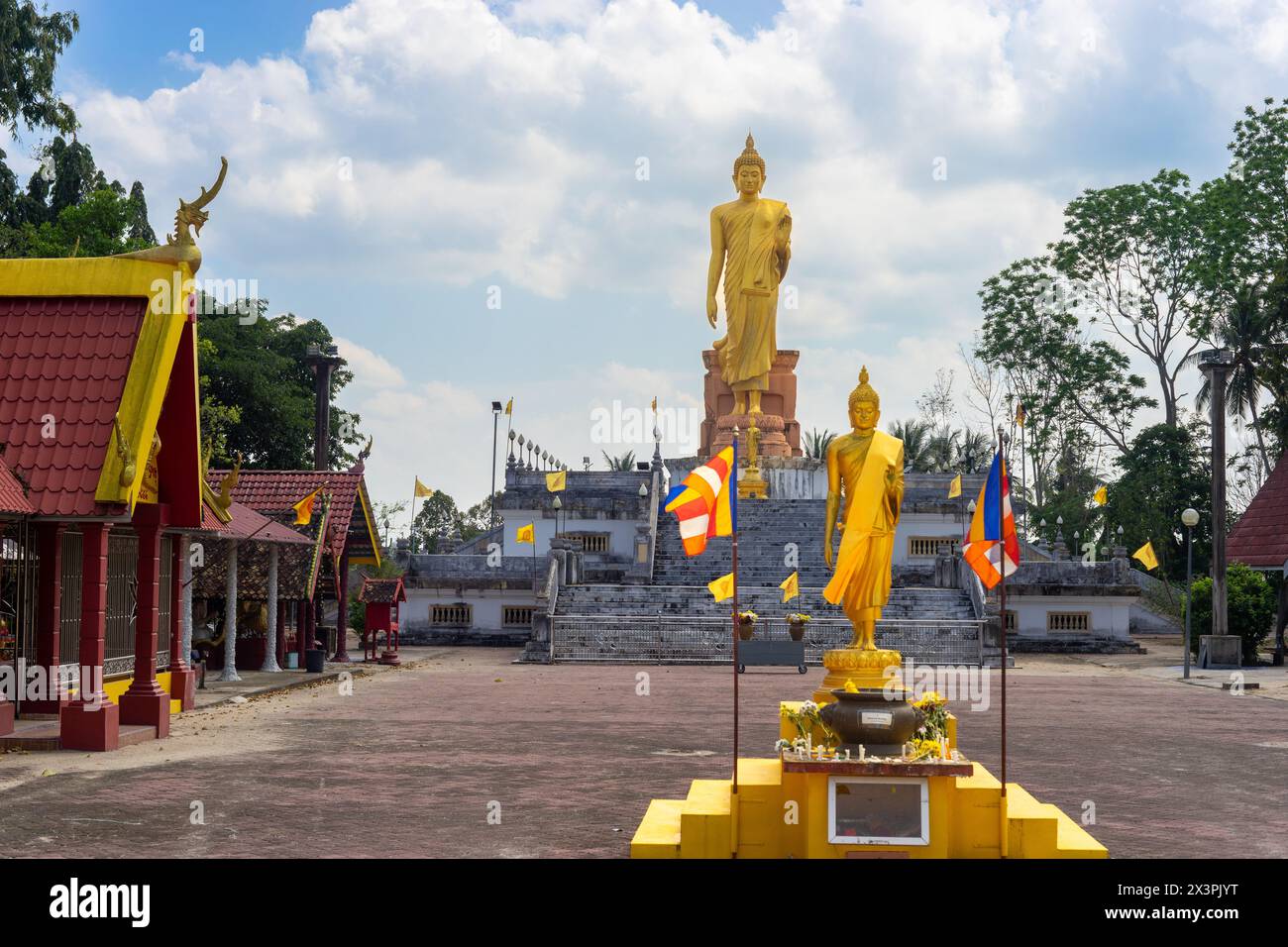 Wat Pikulthong ist ein thailändischer Tempel in der Stadt Tumpat im malaysischen Staat Kelantan. Nur wenige Touristen besuchen diesen Ort. Stockfoto