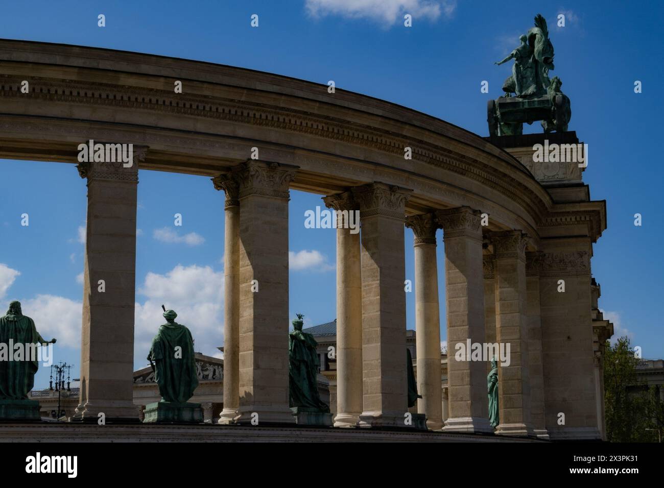 Ungarisches Millenniums-Denkmal auf Budapester Heldenplatz. Es gibt sieben Statuen, die Könige aus Bronze darstellen. Erzengel Gabriel auf einer hohen Säule. Stockfoto