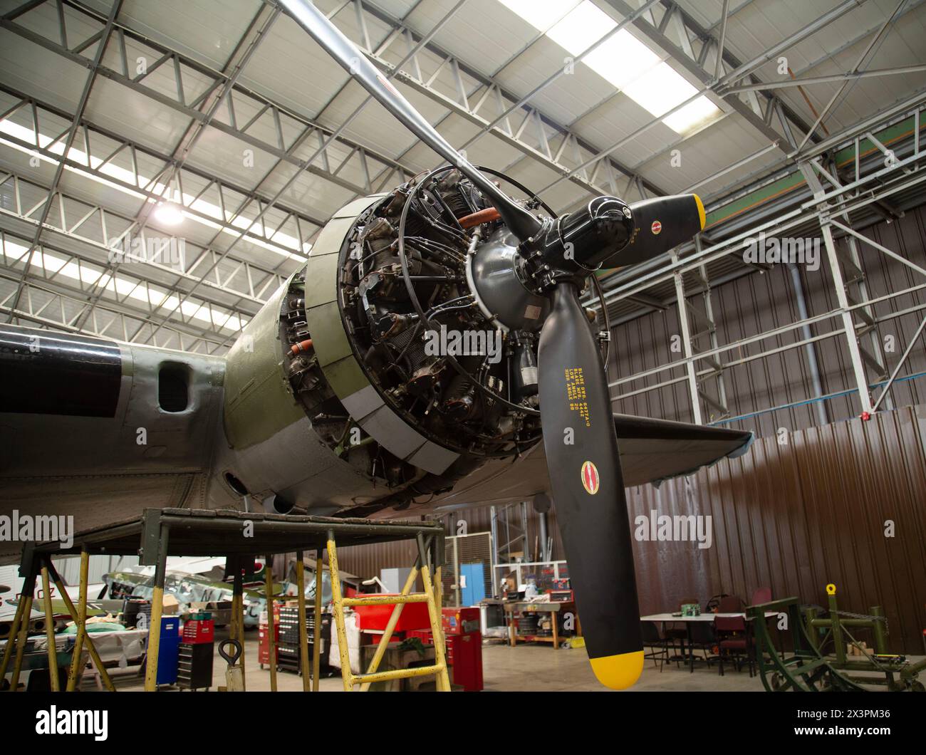Maschinenwartung auf einer Boeing B-17 Flying Fortress, einem amerikanischen viermotorigen schweren Bomber aus dem Zweiten Weltkrieg. IWM, Duxford, Großbritannien Stockfoto