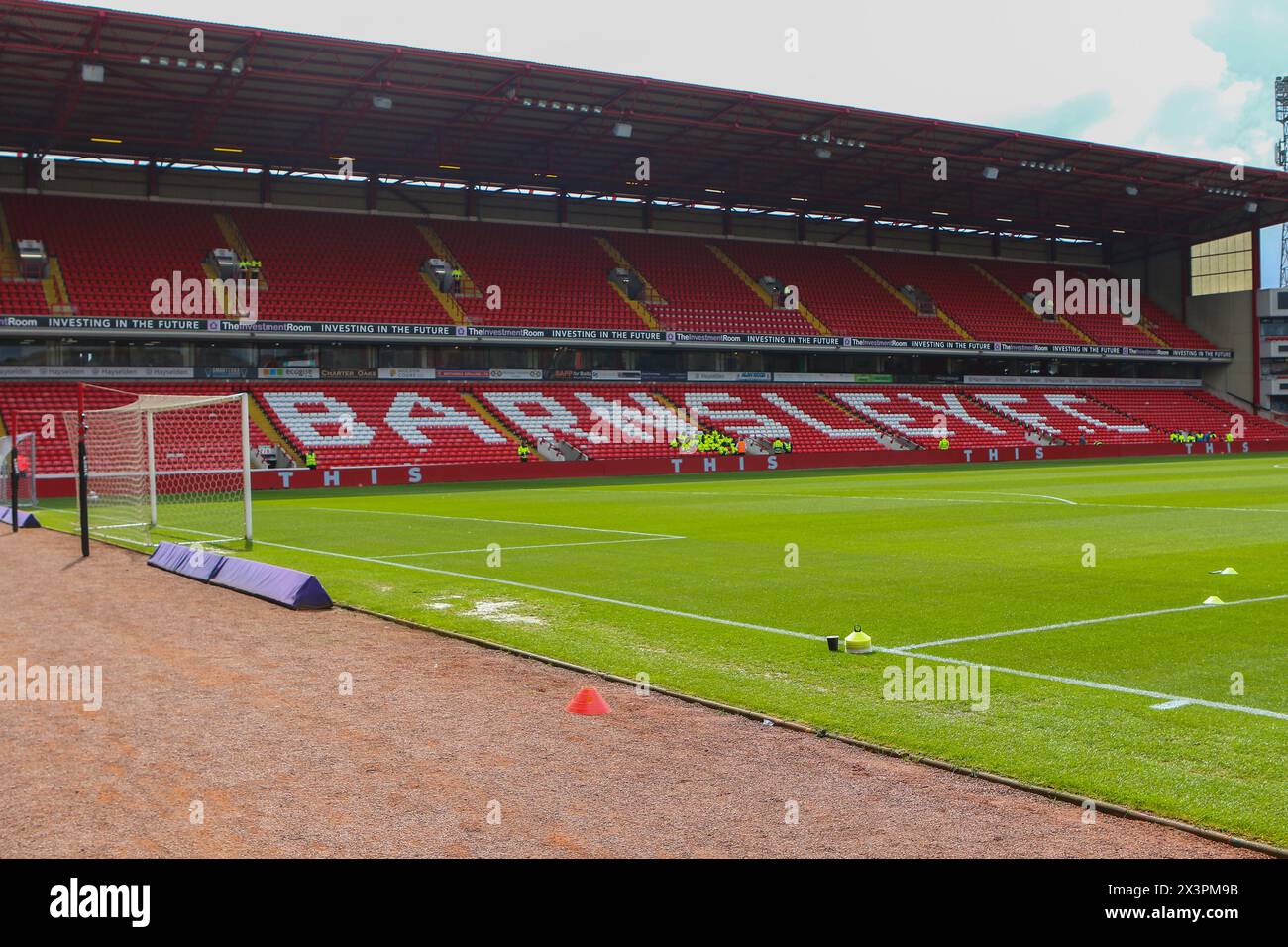 Barnsley 27. April 2024: Die große Westtribüne im Barnsley Football Club Oakwell Stadium/ Stockfoto