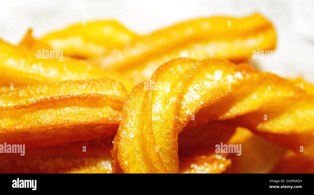 Churros auf einem Teller für Snacks oder Frühstück typisch für Spanien, Europa Stockfoto