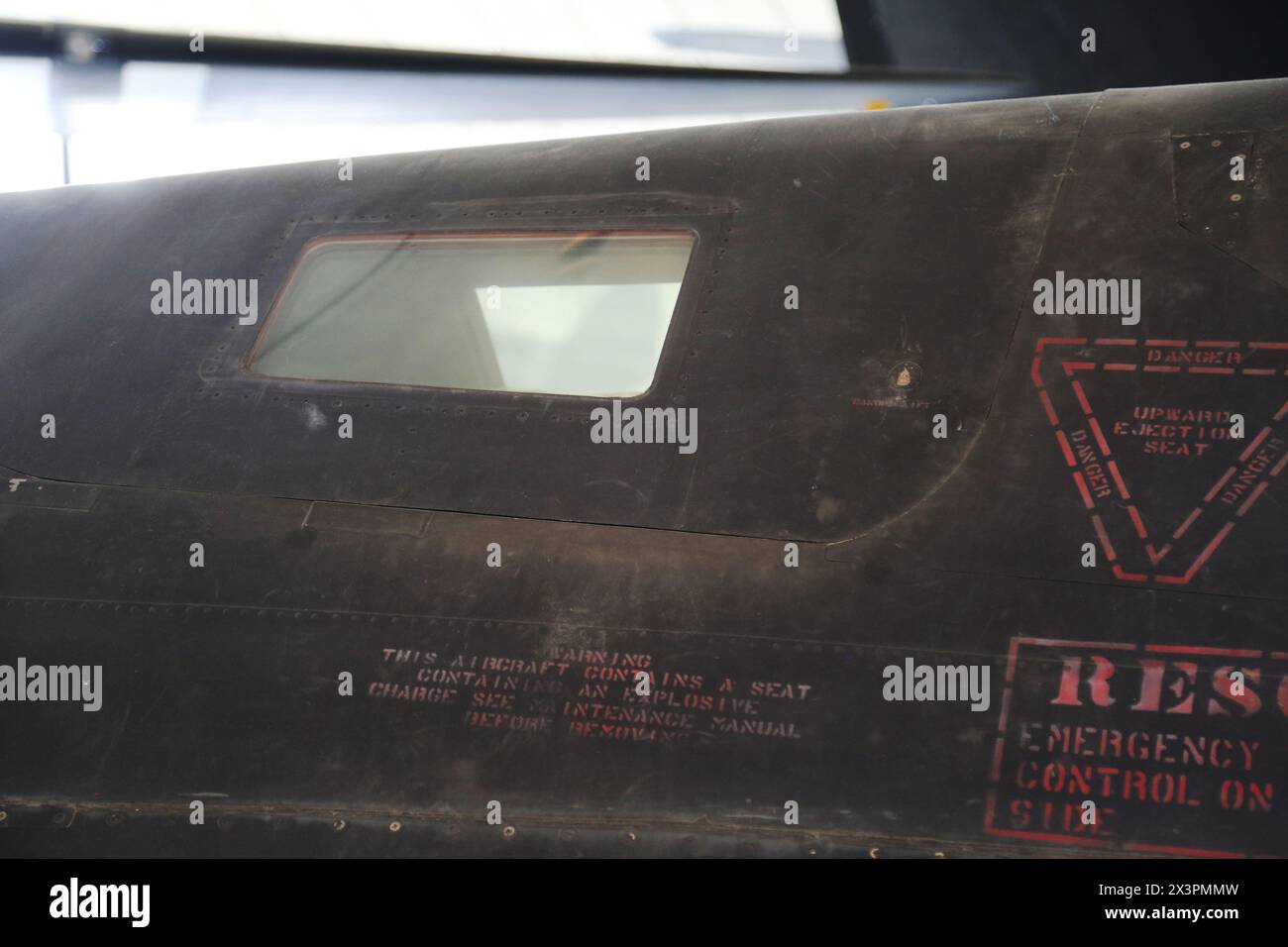 Cockpit-Fenster eines Lockheed SR-71A Blackbird amerikanischen Langstreckenflugzeugs Mach 3+ in großer Höhe. IWM, Duxford, Großbritannien Stockfoto