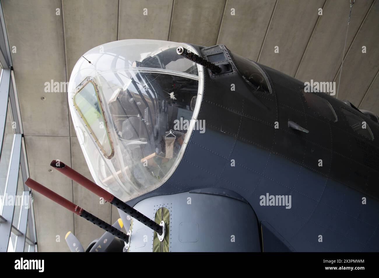 Kinnturm auf einer Boeing B-17 Flying Fortress, einem viermotorigen amerikanischen Bomber aus dem Zweiten Weltkrieg. IWM, Duxford, Großbritannien Stockfoto