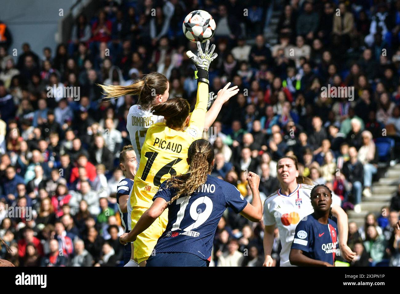 Parc des Princes Stadion in Paris, am 28. April 2024. Paris Saint-Germain-Torhüterin Constance Picaud verteidigt den Ball während des Fußballspiels der UEFA Champions League der Frauen zwischen Paris Saint-Germain und Olympique Lyonnais im Parc des Princes-Stadion in Paris am 28. April 2024. Foto: Firas Abdullah/ABACAPRESS.COM Credit: Abaca Press/Alamy Live News Stockfoto