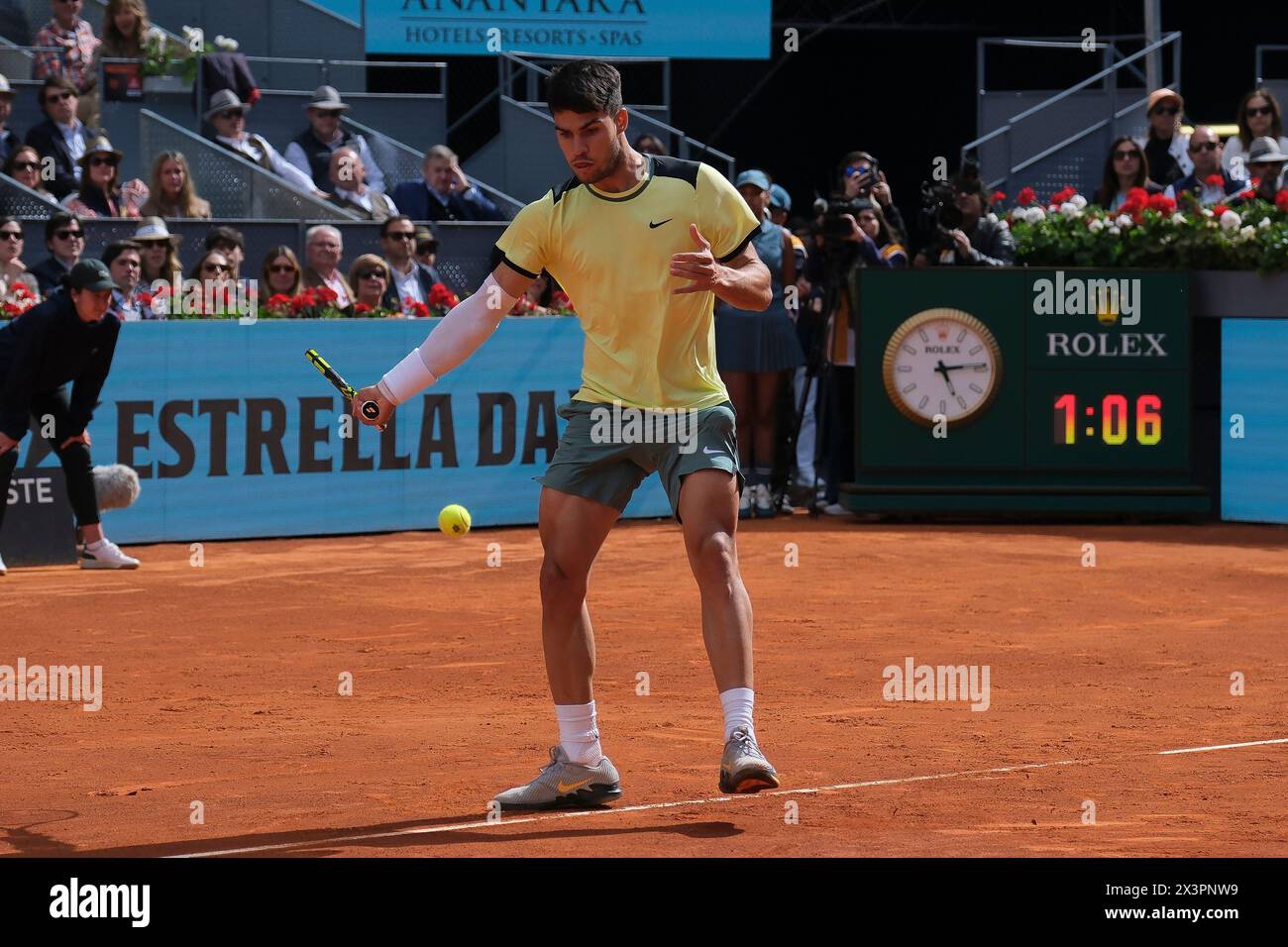 Carlos Alcaraz aus Spanien gegen Thiago Seyboth im Spiel der Männer-Einzel-Runde 32 am sechsten Tag der Mutua Madrid Open in La Caja Magica auf A Stockfoto