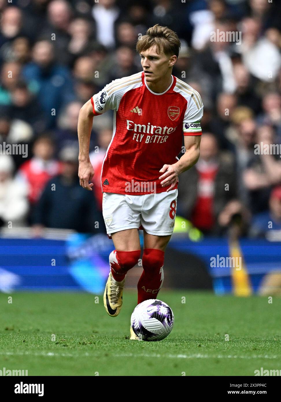 London, Großbritannien. April 2024. Martin Ødegaard (Arsenal) während des Tottenham V Arsenal Premier League Spiels im Tottenham Hotspur Stadium. Dieses Bild ist NUR für REDAKTIONELLE ZWECKE bestimmt. Für jede andere Verwendung ist eine Lizenz von Football DataCo erforderlich. Quelle: MARTIN DALTON/Alamy Live News Stockfoto