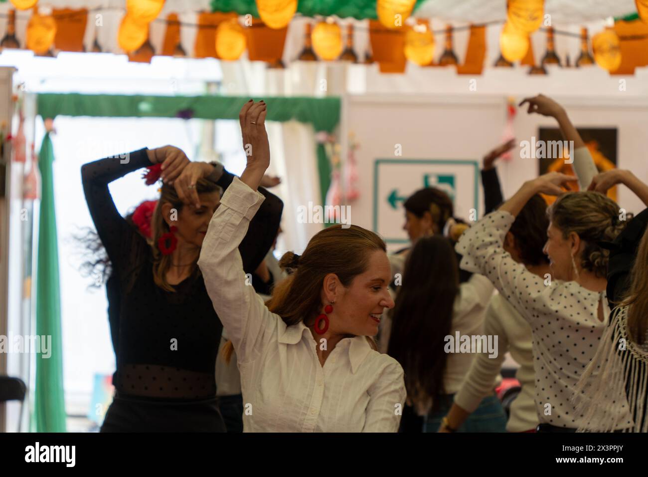 Die Messe Feria de abril in Katalonien, die jetzt in ihrer 51. Ausgabe erscheint, füllt den Parc del Fòrum in Barcelona mit Sevillanas, typisch andalusischer Kleidung, Tanz und Essen, in einer Veranstaltung, die von andalusischen Einwanderern kreiert wurde, die nach Katalonien kamen und heute auch die Aufmerksamkeit der Touristen auf sich zieht, die die Stadt besuchen. La tradicional feria de abril de Cataluña, que ya va por su 51ª edición, llena el Parc del Fòrum de Barcelona de sevillanas, trajes típicos andaluces, baile y comida, en un evento creado por los inmigrantes andaluces que vinieron a Cataluña, que hoy en día también atrae las miradas de los tur Stockfoto