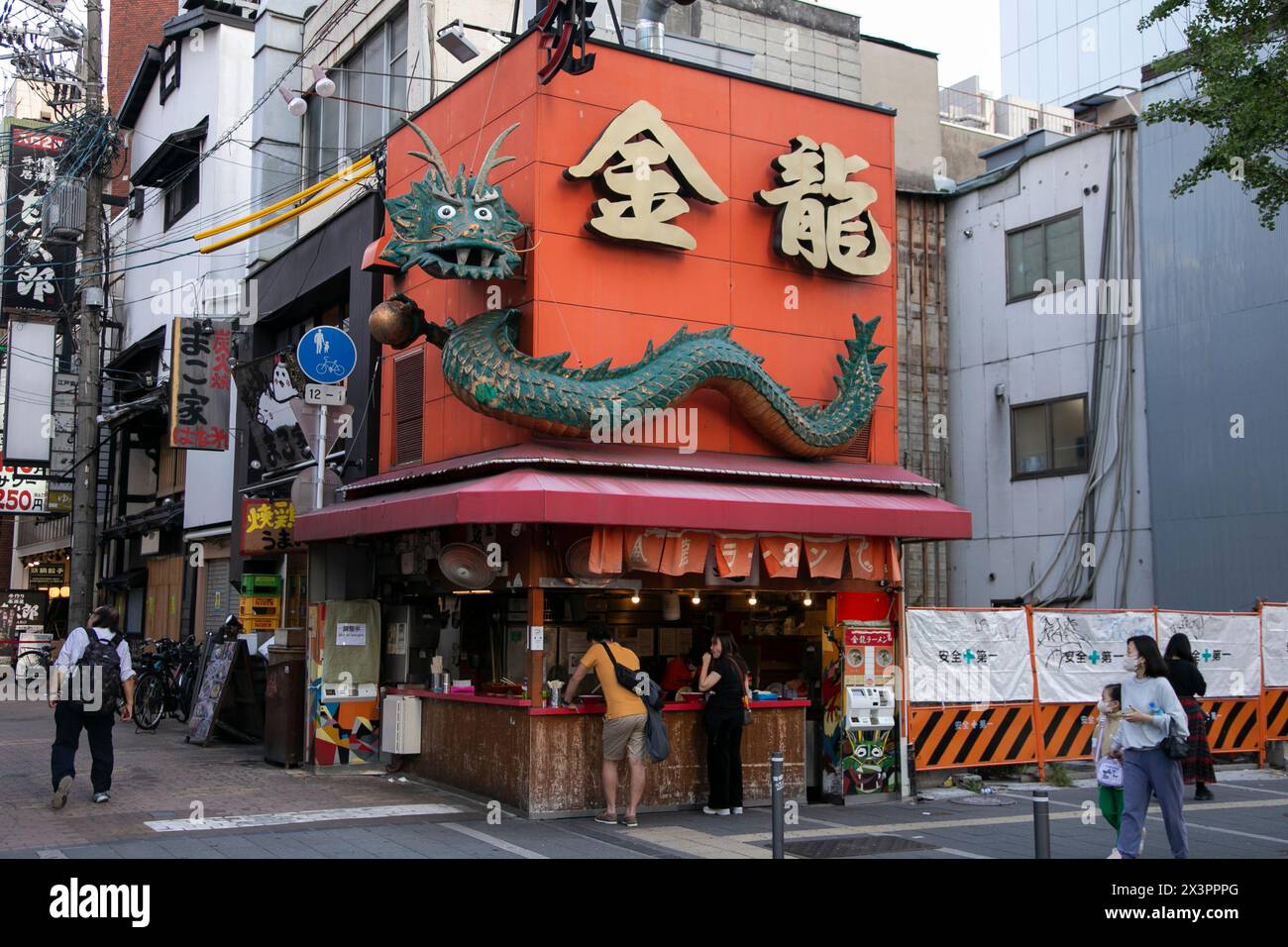 Osaka, Japan; 20. Oktober 2023: Restaurants und Touristen in Dotonbori Straßen voller Street Food Stände und Nachtleben. Stockfoto