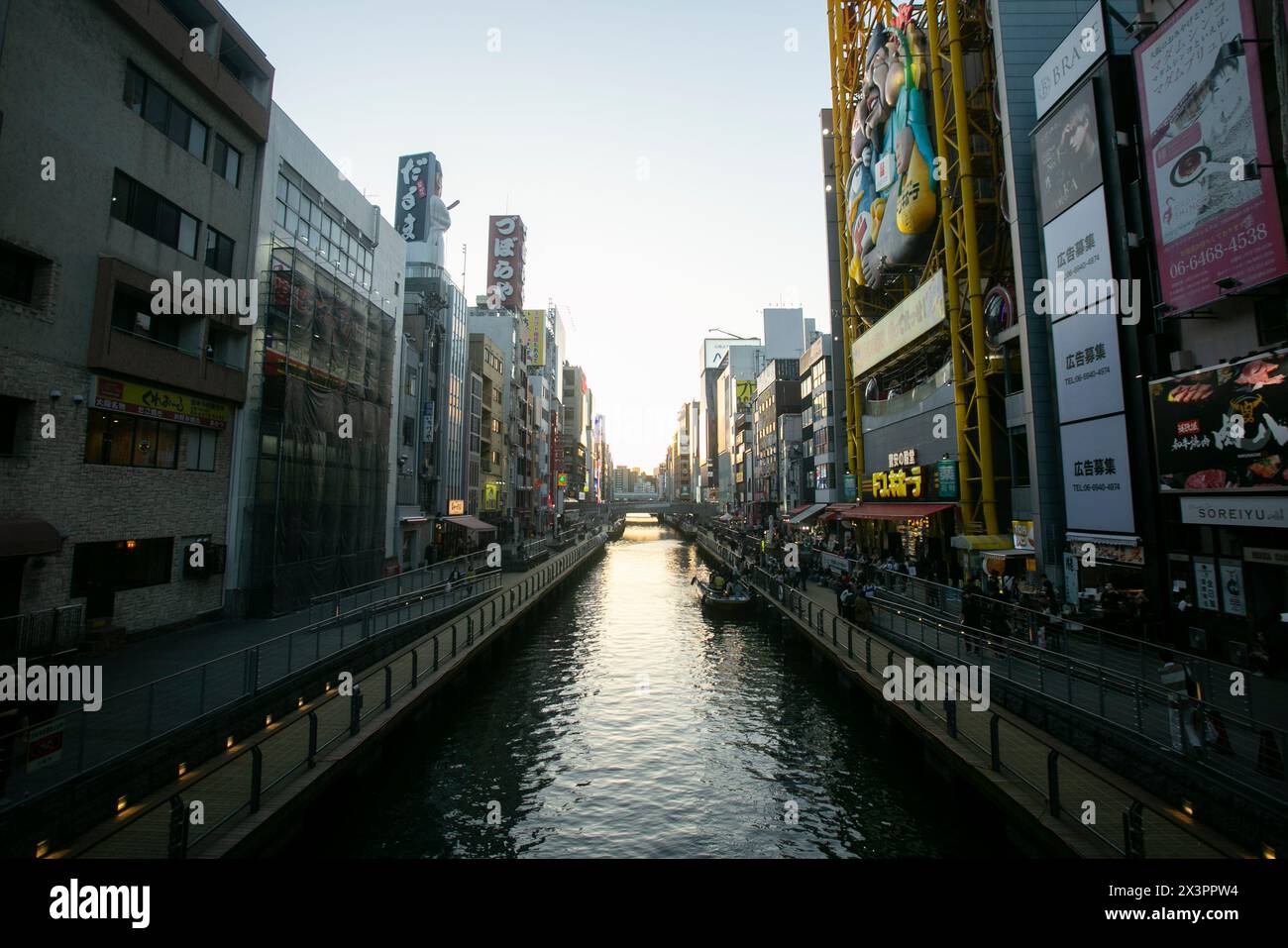 Osaka, Japan; 20. Oktober 2023: Berühmter Kanal in Dotonbori voller Geschäfte und Restaurants. Stockfoto