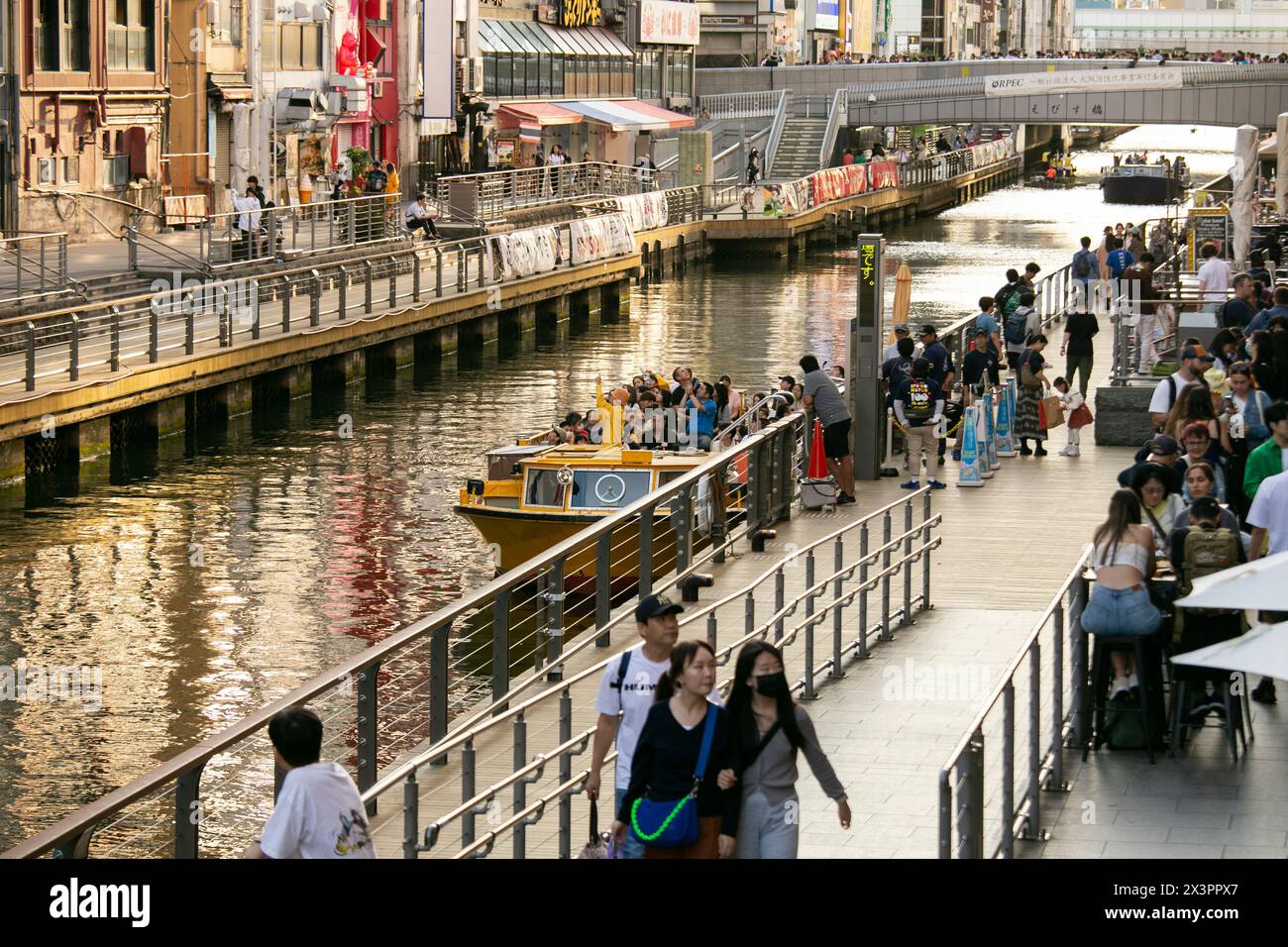 Osaka, Japan; 20. Oktober 2023: Berühmter Kanal in Dotonbori voller Geschäfte und Restaurants. Stockfoto