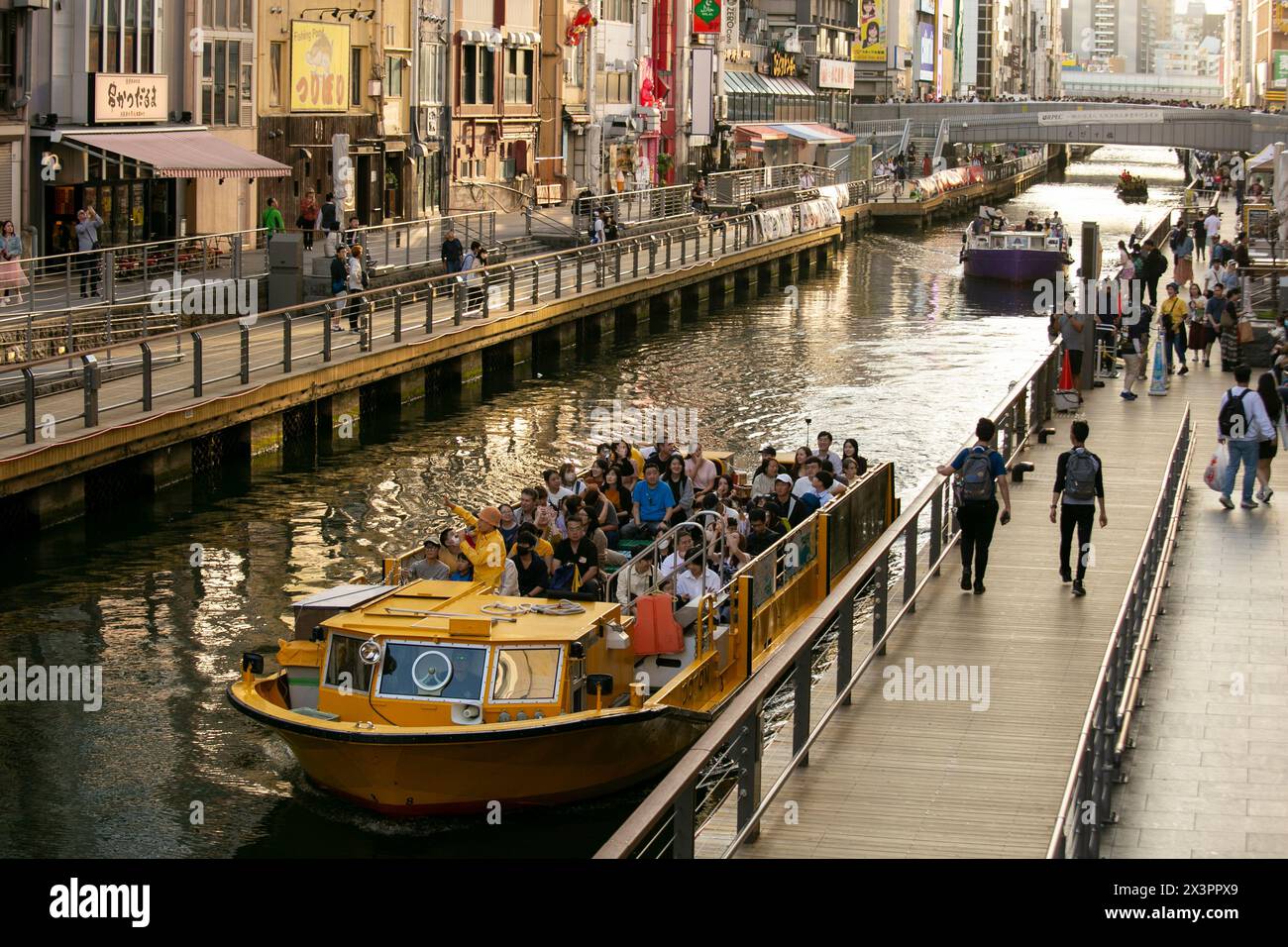 Osaka, Japan; 20. Oktober 2023: Berühmter Kanal in Dotonbori voller Geschäfte und Restaurants. Stockfoto
