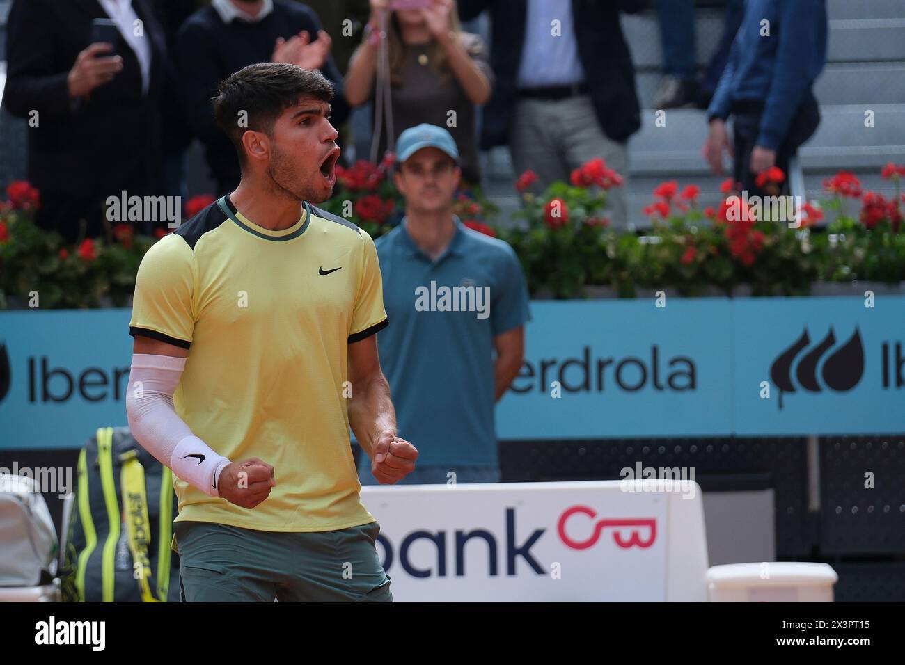 Carlos Alcaraz aus Spanien gegen Thiago Seyboth im Spiel der Männer-Einzel-Runde 32 während des sechsten Tages der Mutua Madrid Open am 28. April 2024 in Madrid. (Foto: Oscar Gonzalez/SIPA USA) Stockfoto