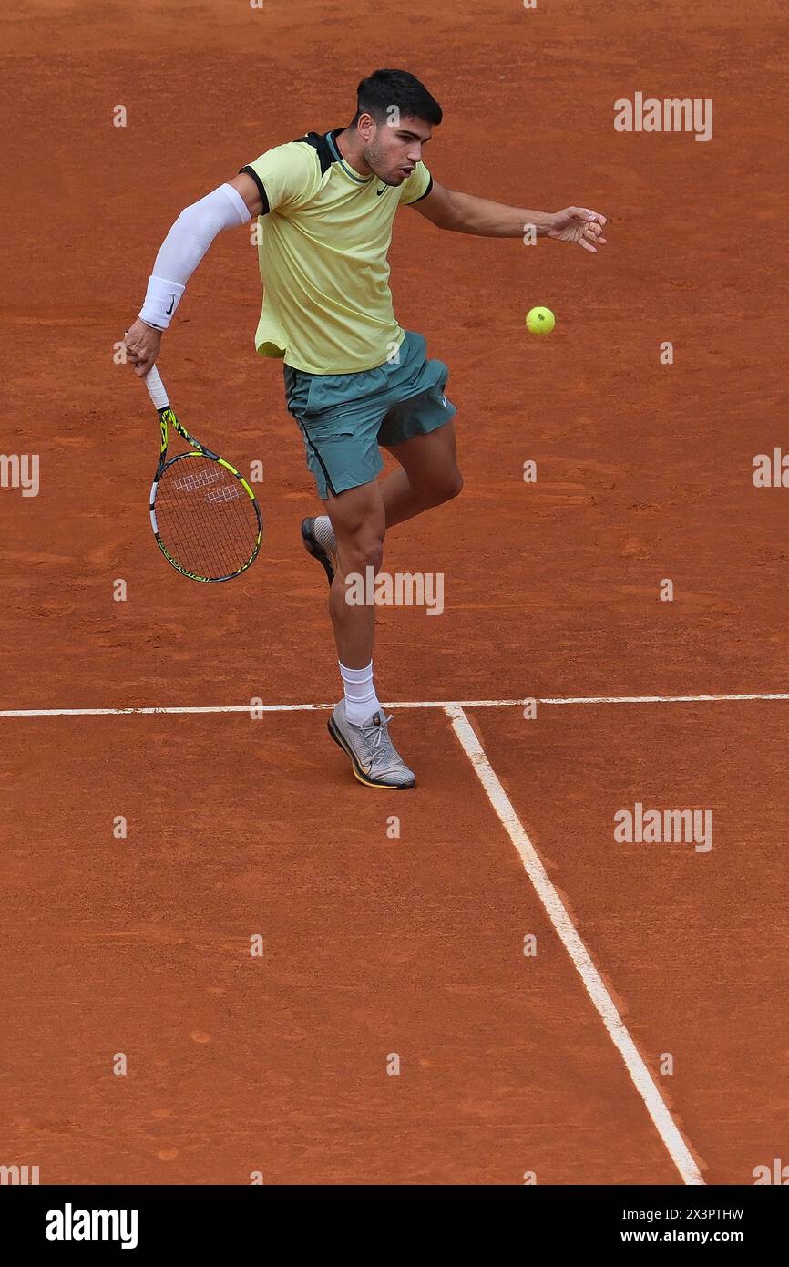 Madrid, Spanien. April 2024. Carlos Alcaraz aus Spanien gegen Thiago Seyboth im Spiel der Männer-Einzel-Runde 32 während des sechsten Tages der Mutua Madrid Open am 28. April 2024 in Madrid. (Foto: Oscar Gonzalez/SIPA USA) Credit: SIPA USA/Alamy Live News Stockfoto