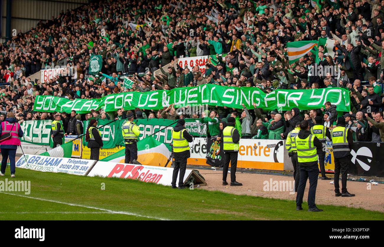 Dens Park, Dundee, Großbritannien. April 2024. Scottish Premiership Football, Dundee gegen Celtic; Celtic Fans mit einem Banner nach dem Sieg Credit: Action Plus Sports/Alamy Live News Stockfoto