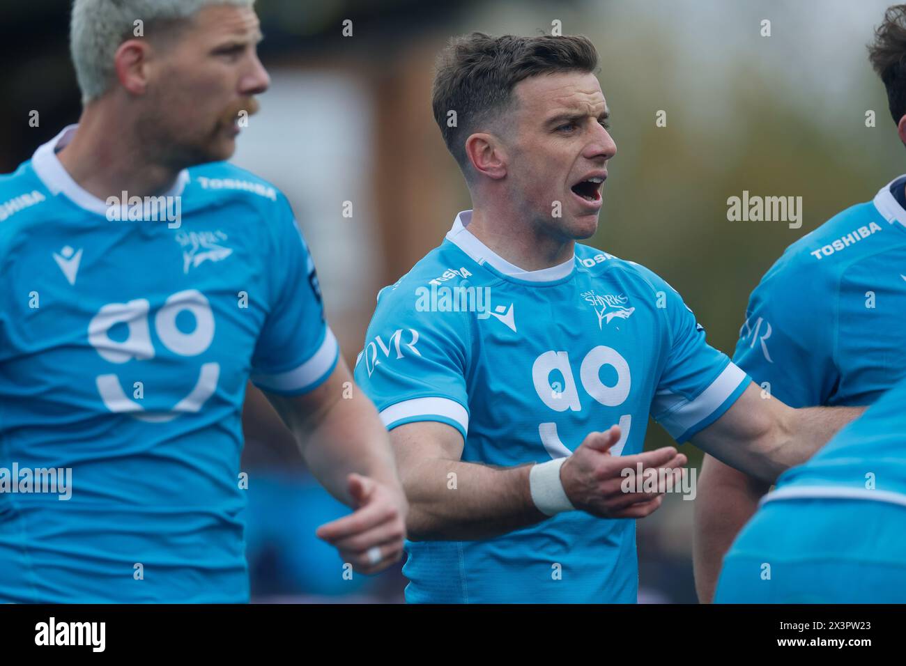 Newcastle, Gbr. April 2024. George Ford von Sale Sharks feuert seine Spieler während des Gallagher Premiership-Spiels zwischen Newcastle Falcons und Sale Sharks am Sonntag, den 28. April 2024, im Kingston Park in Newcastle. (Foto: Chris Lishman | MI News) Credit: MI News & Sport /Alamy Live News Stockfoto