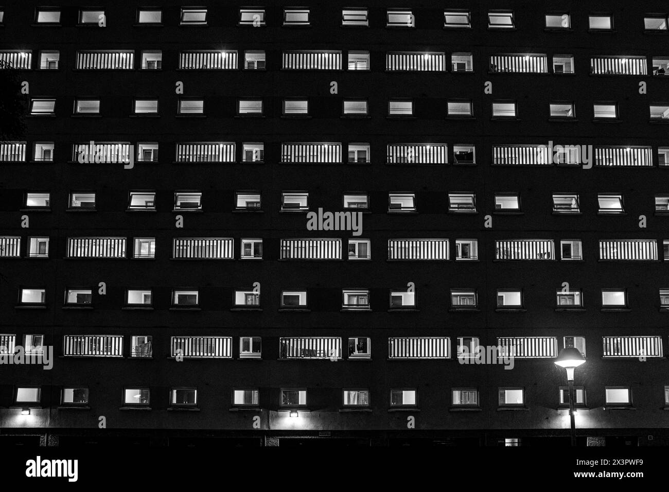Nachts vor einem Wohnblock in Glasgow. Stockfoto