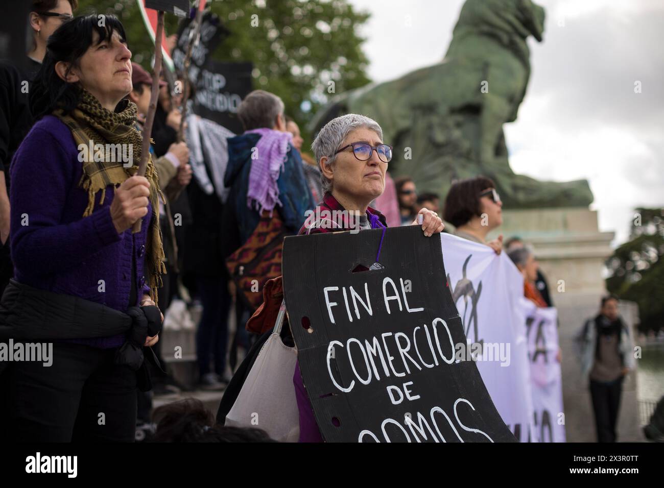 Madrid, Spanien. April 2024. Ein Aktivist hält während einer Kundgebung im El Retiro Park in Madrid ein Zeichen, um ein Ende des Völkermords im Gazastreifen zu fordern und der Freiheitsflotte zu ehren, die 5.500 Tonnen Hilfe für Gaza enthält. Die Mission der Freiheitsflottille wurde aufgrund der anhaltenden Blockaden Israels und des Drucks auf die türkische Regierung und andere staaten verschoben, die Reise zu blockieren. Sie bleibt mit 5.500 Tonnen humanitärer Hilfe für Gaza in Istanbul. Quelle: SOPA Images Limited/Alamy Live News Stockfoto