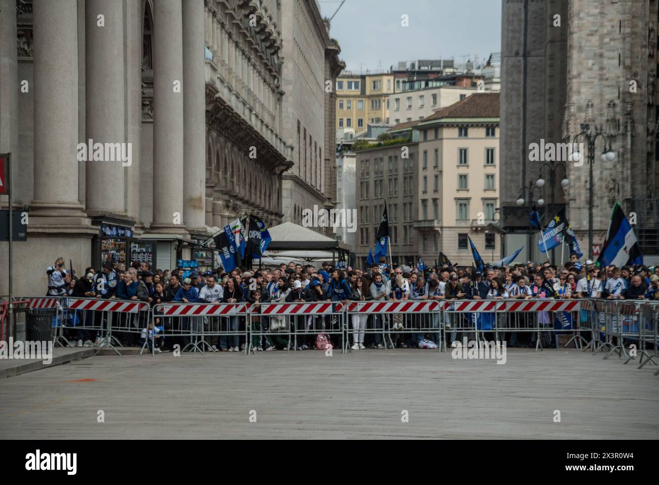 Mailand, Italien. April 2024. Festeggiamenti tifosi inter in duomoMilano, Italia - Cronaca Domenica, 28. April 2024. (Foto di Claudio Furlan/Lapresse) Inter Feiern zum 20. Sieg des scudetto Mailand, Italien - Nachrichten Sonntag, 28. April 2024. (Foto: Claudio Furlan/Lapresse) Credit: LaPresse/Alamy Live News Stockfoto