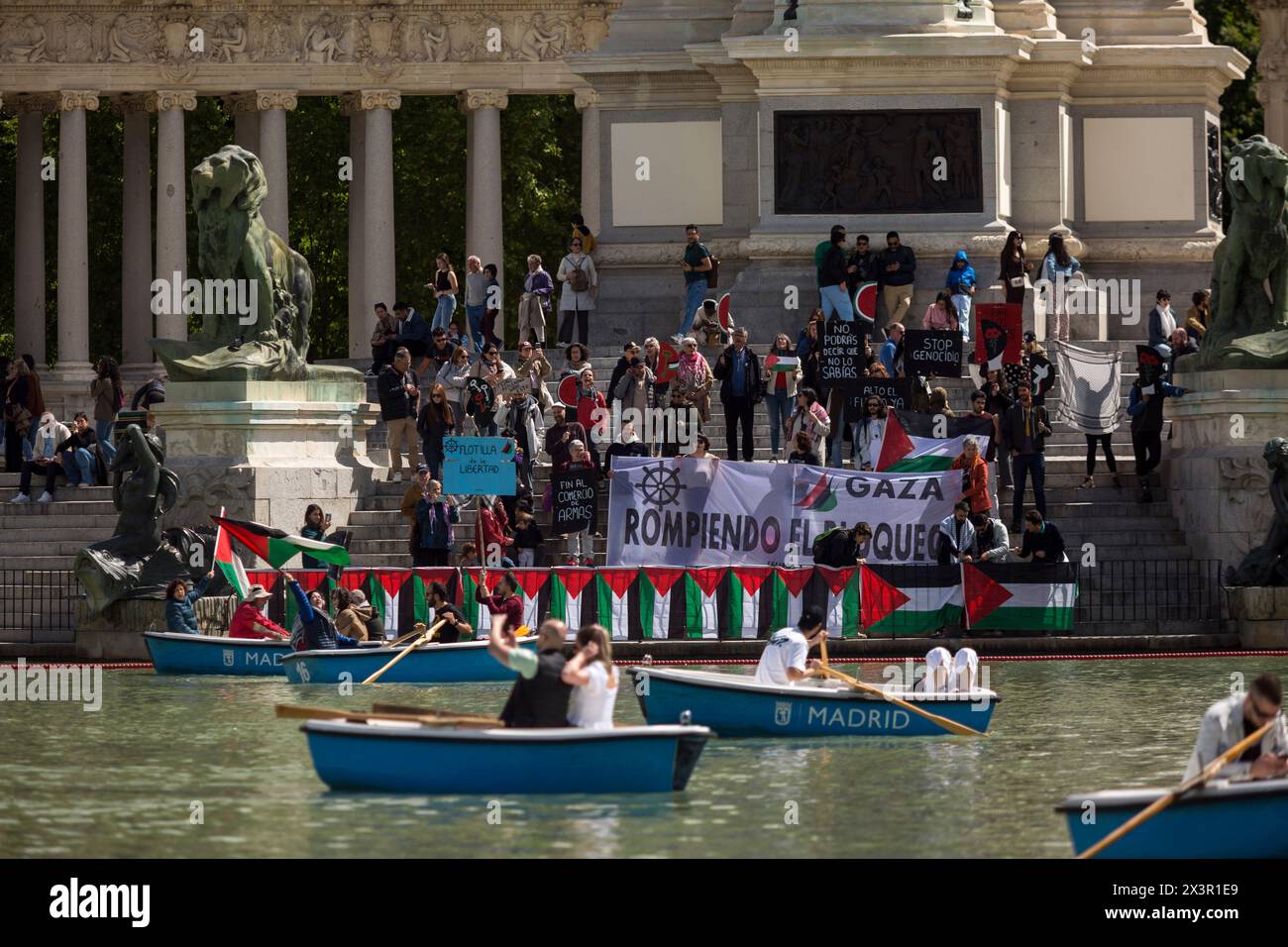 Madrid, Spanien. April 2024. Aktivisten halten Plakate, palästinensische Fahnen und Banner bei einer Kundgebung auf dem See im El Retiro Park in Madrid, um ein Ende des Völkermords im Gazastreifen zu fordern und der Freiheitsflotte zu ehren, die 5.500 Tonnen Hilfe für Gaza enthält. Die Mission der Freiheitsflottille wurde aufgrund der anhaltenden Blockaden Israels und des Drucks auf die türkische Regierung und andere staaten verschoben, die Reise zu blockieren. Sie bleibt mit 5.500 Tonnen humanitärer Hilfe für Gaza in Istanbul. (Foto: Luis Soto/SOPA Images/SIPA USA) Credit: SIPA USA/Alamy Live News Stockfoto