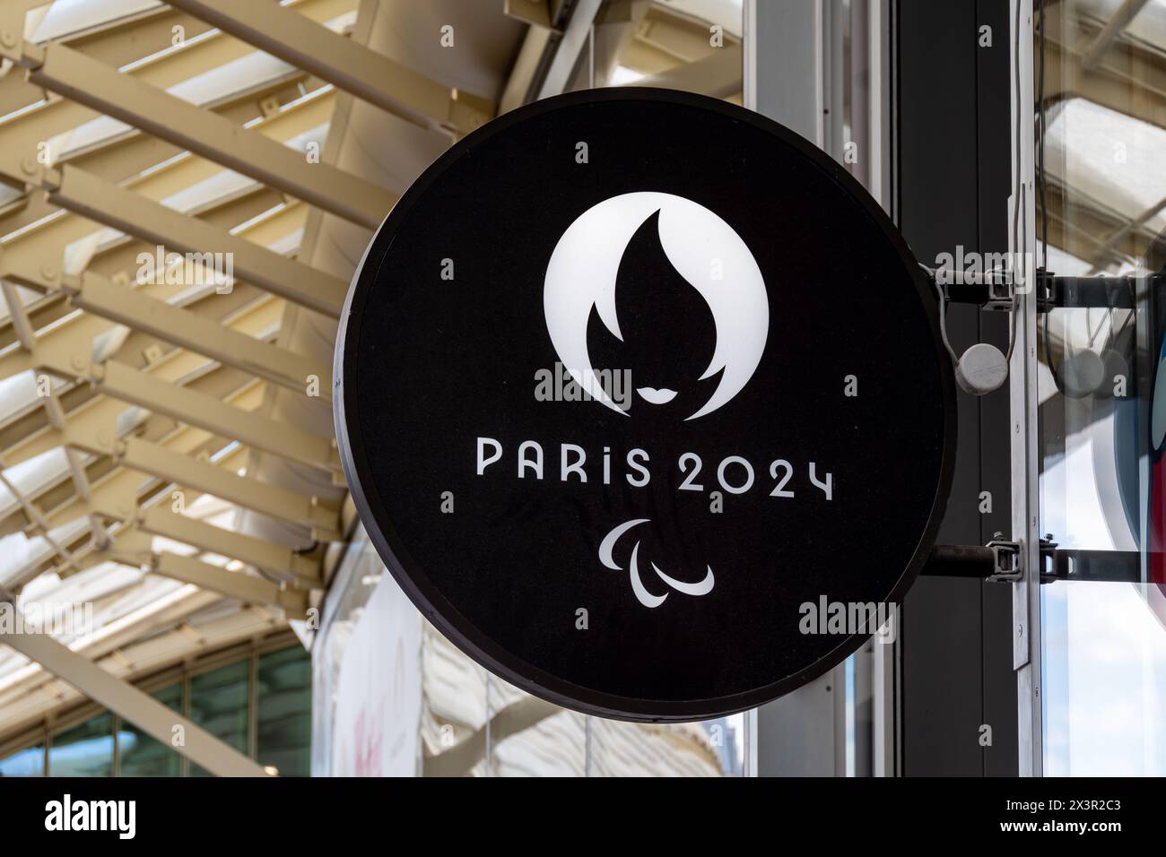Schild des offiziellen Ladens der Olympischen Sommerspiele 2024 in Paris mit dem Logo und dem Symbol der Paralympischen Spiele in Paris, Frankreich Stockfoto